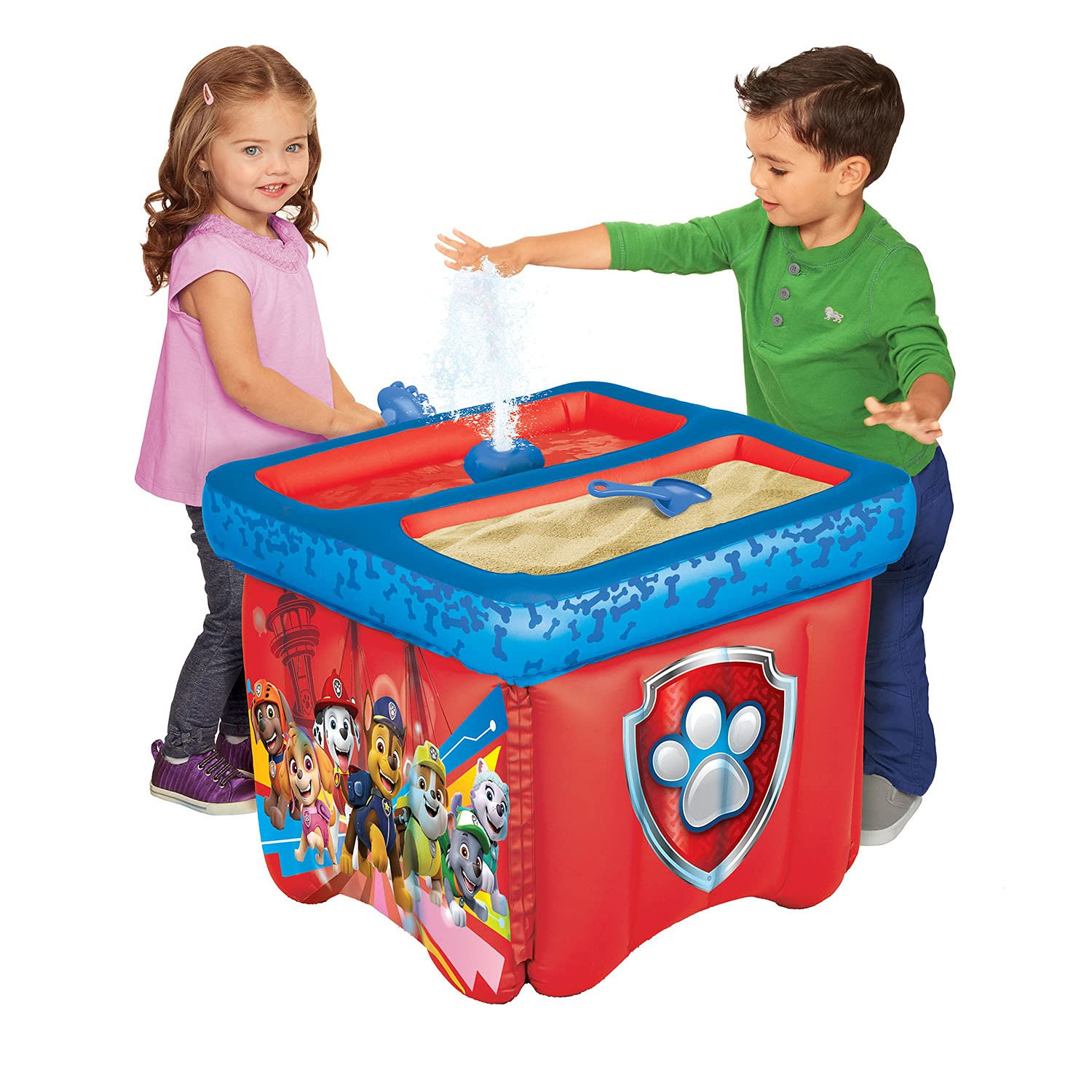 Zwei Kinder spielen mit Wasser und Sand an einem Tisch mit Paw Patrol-Motiv. Roter und blauer Tisch mit Pfotenabdruck.