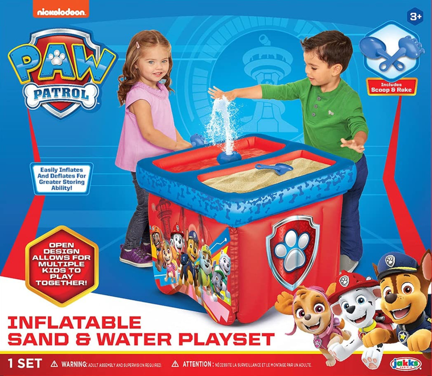 Paw Patrol aufblasbares Sand- und Wasserspielset. Zwei Kinder spielen, rot und blau.