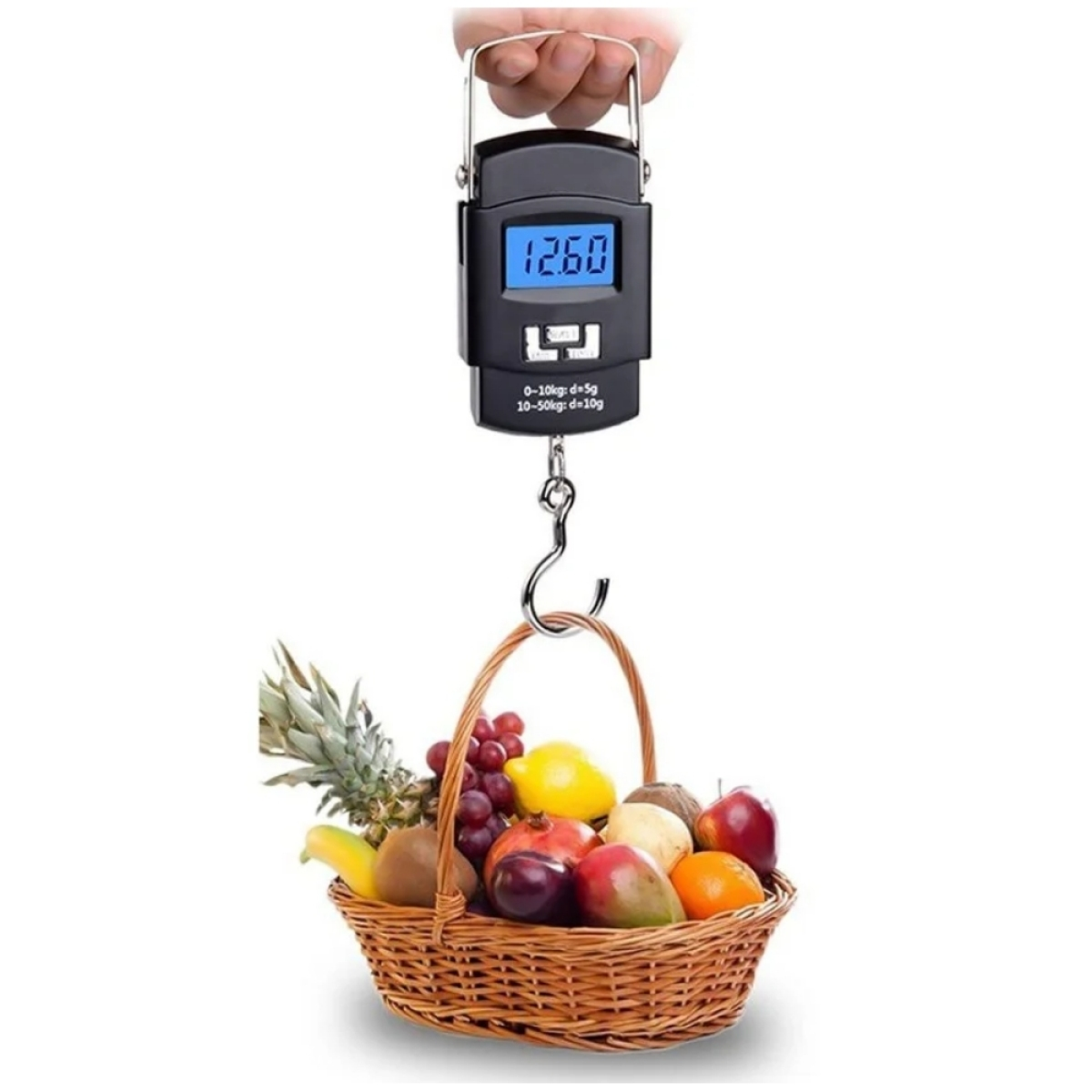 Eine Hand, die eine Digitalwaage mit einem Obstkorb hält. Die Waage zeigt 12,60 an.