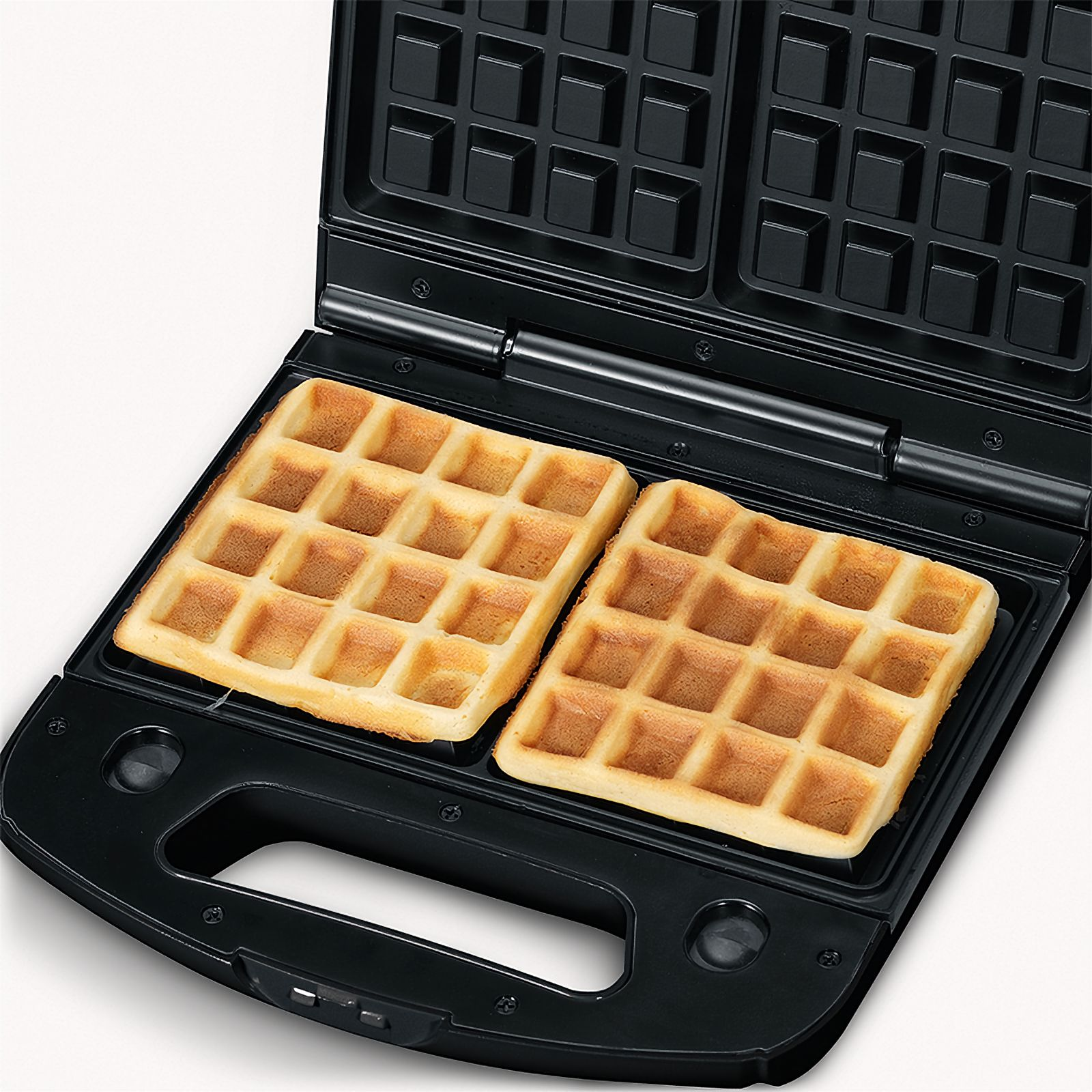 Gofrownica z dwoma goframi. Gofry są złociste i gotowe.