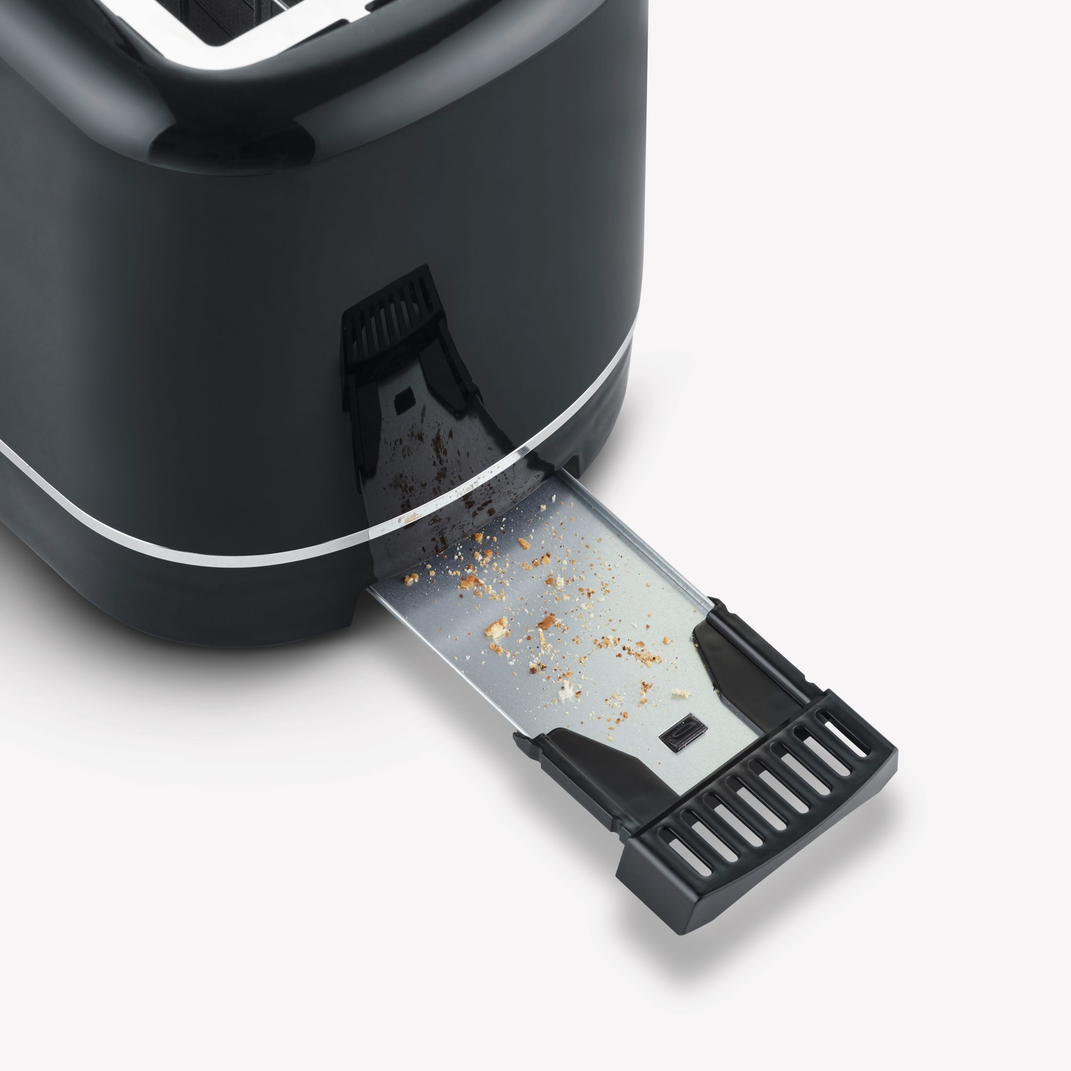 Czarny toster z otwartą szufladą na okruchy. Okruchy są widoczne w szufladzie.