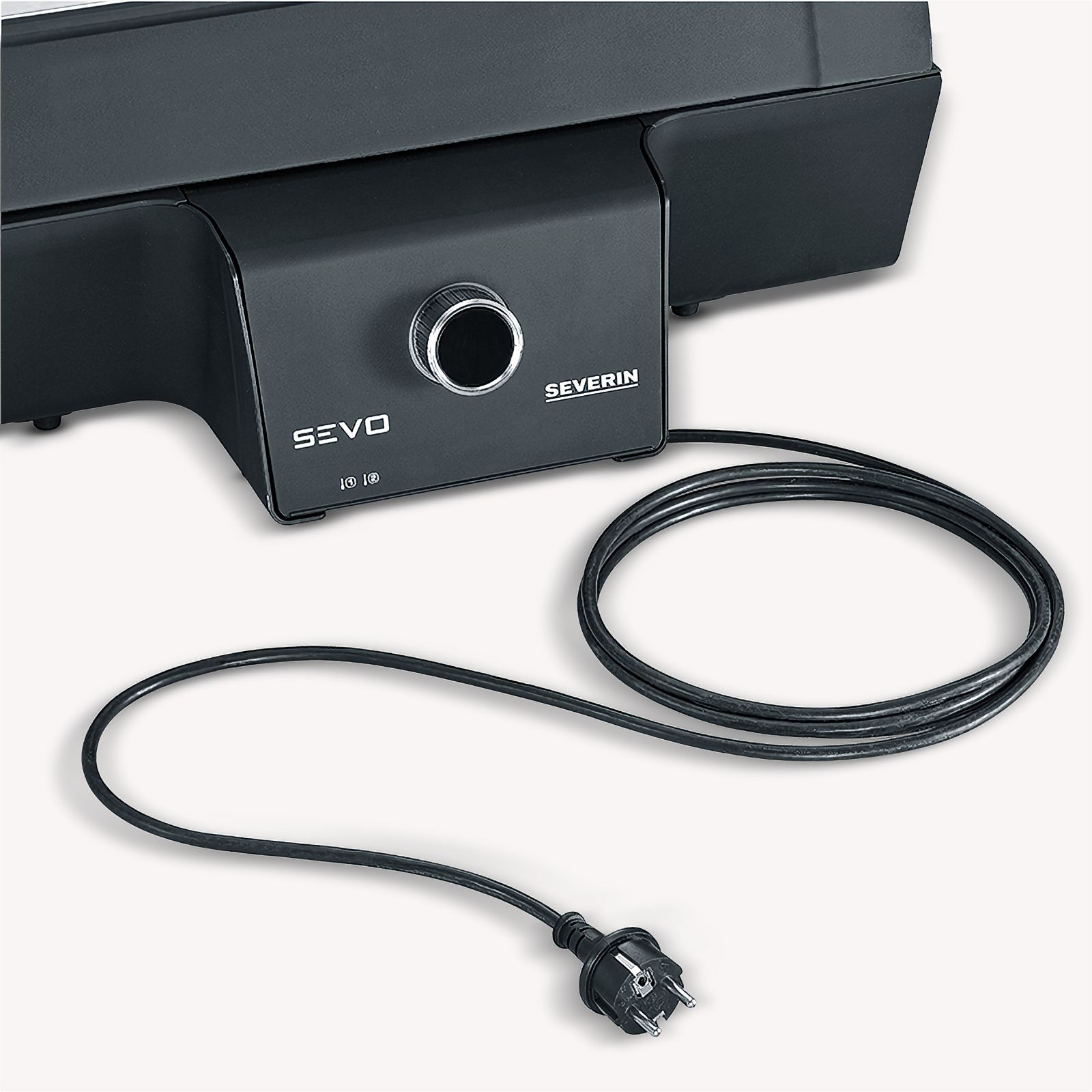 Schwarzer SEVO-Grill mit Netzkabel und Stecker. Der Grill steht auf einer weißen Oberfläche.