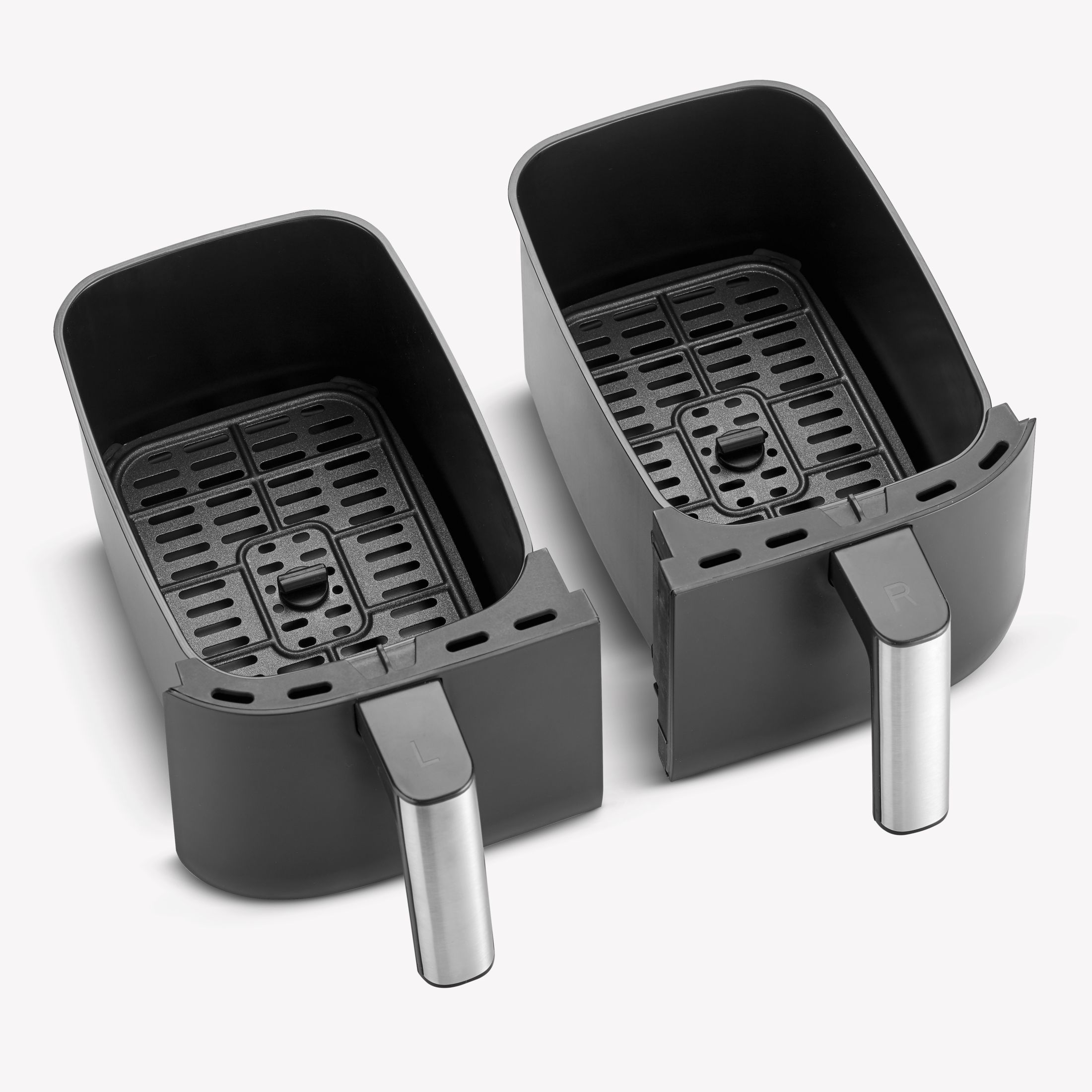 Dwa czarne kosze do frytkownicy. Mają uchwyty i kratkę w środku.