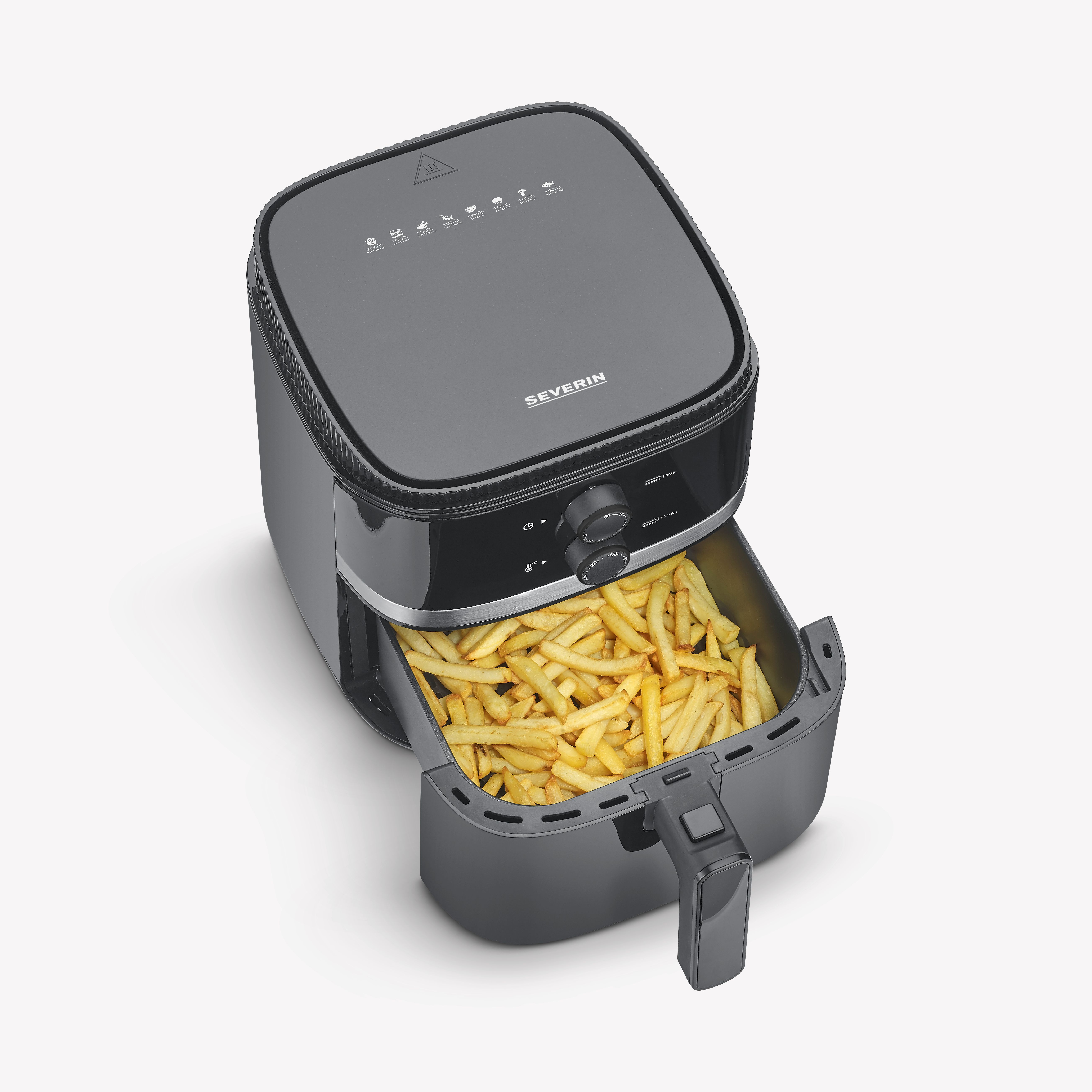 Czarna frytownica powietrzna z tacą frytek, z góry.