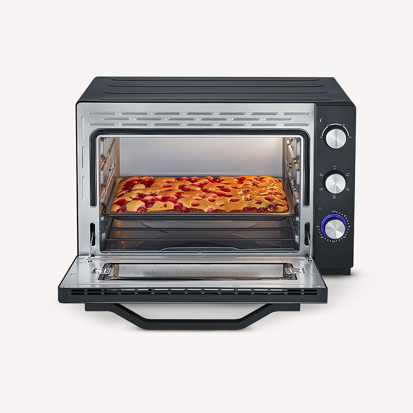 Czarny i srebrny piekarnik z otwartymi drzwiami, pokazujący upieczony deser na tacy.