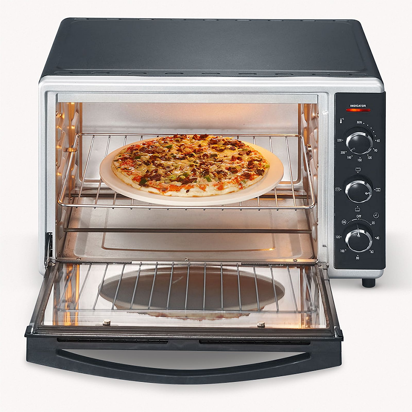 Pizza en un horno abierto. El horno es negro y plateado, con mandos y una puerta de cristal.