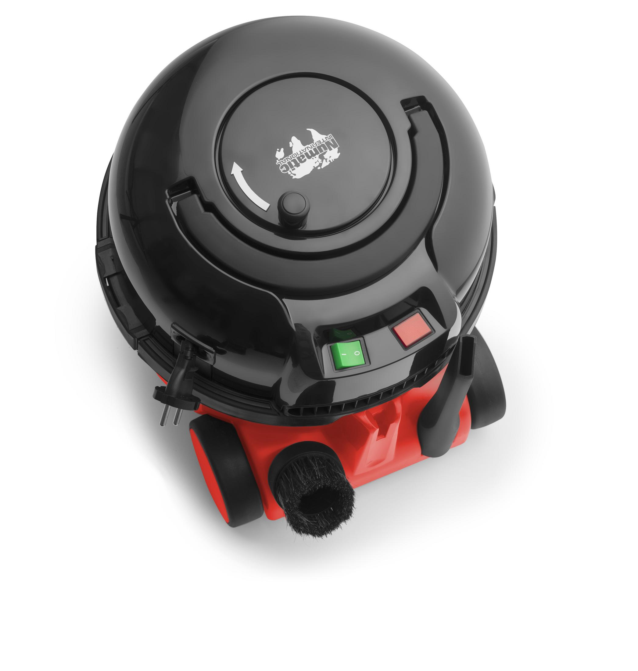 Czarny i czerwony odkurzacz Numatic z góry, na białym tle.