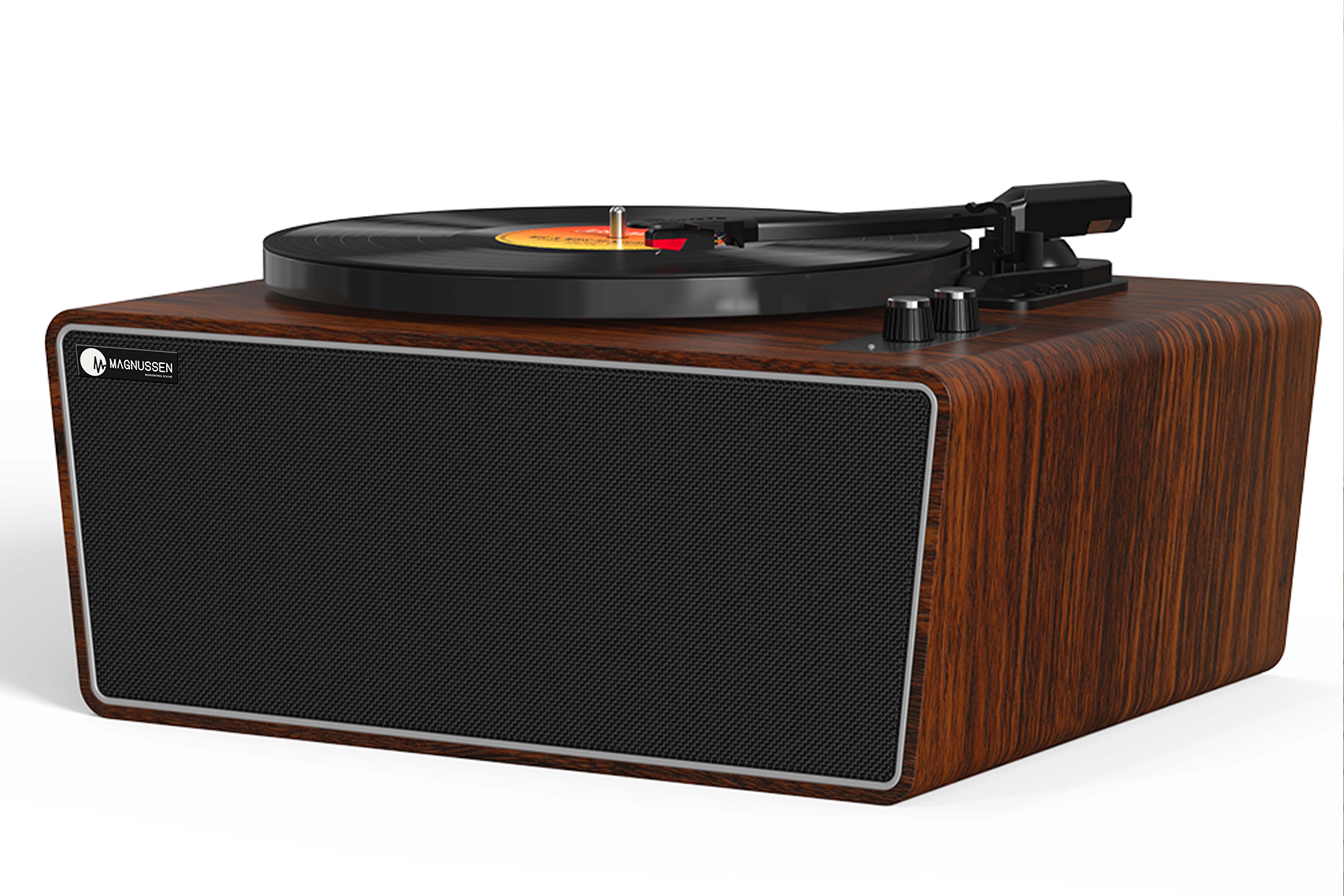 Tocadiscos con acabado de madera, rejilla de altavoz negra y disco reproduciéndose.