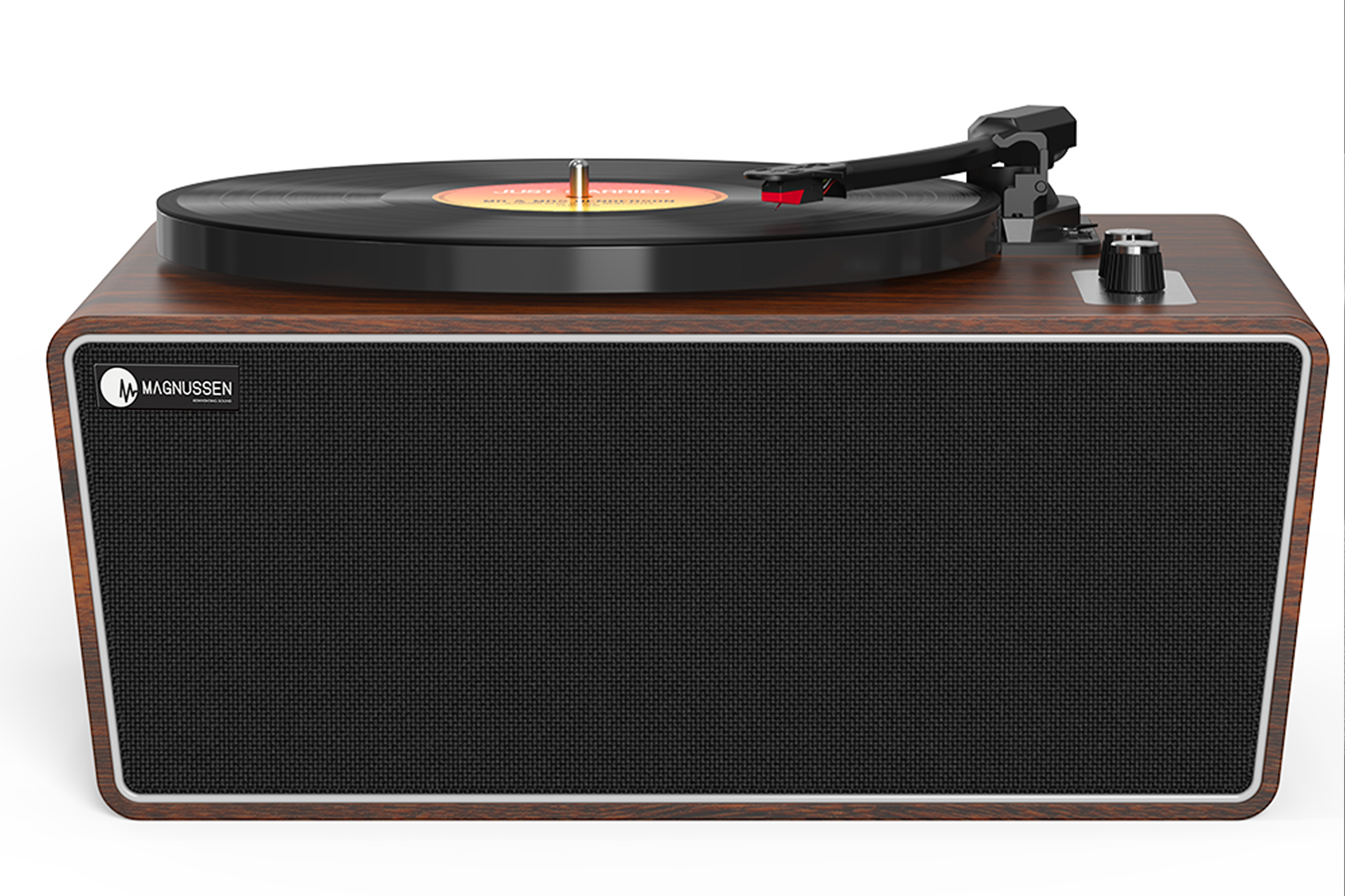 Un tocadiscos de madera con un disco negro encima. El altavoz es negro con un logotipo plateado.
