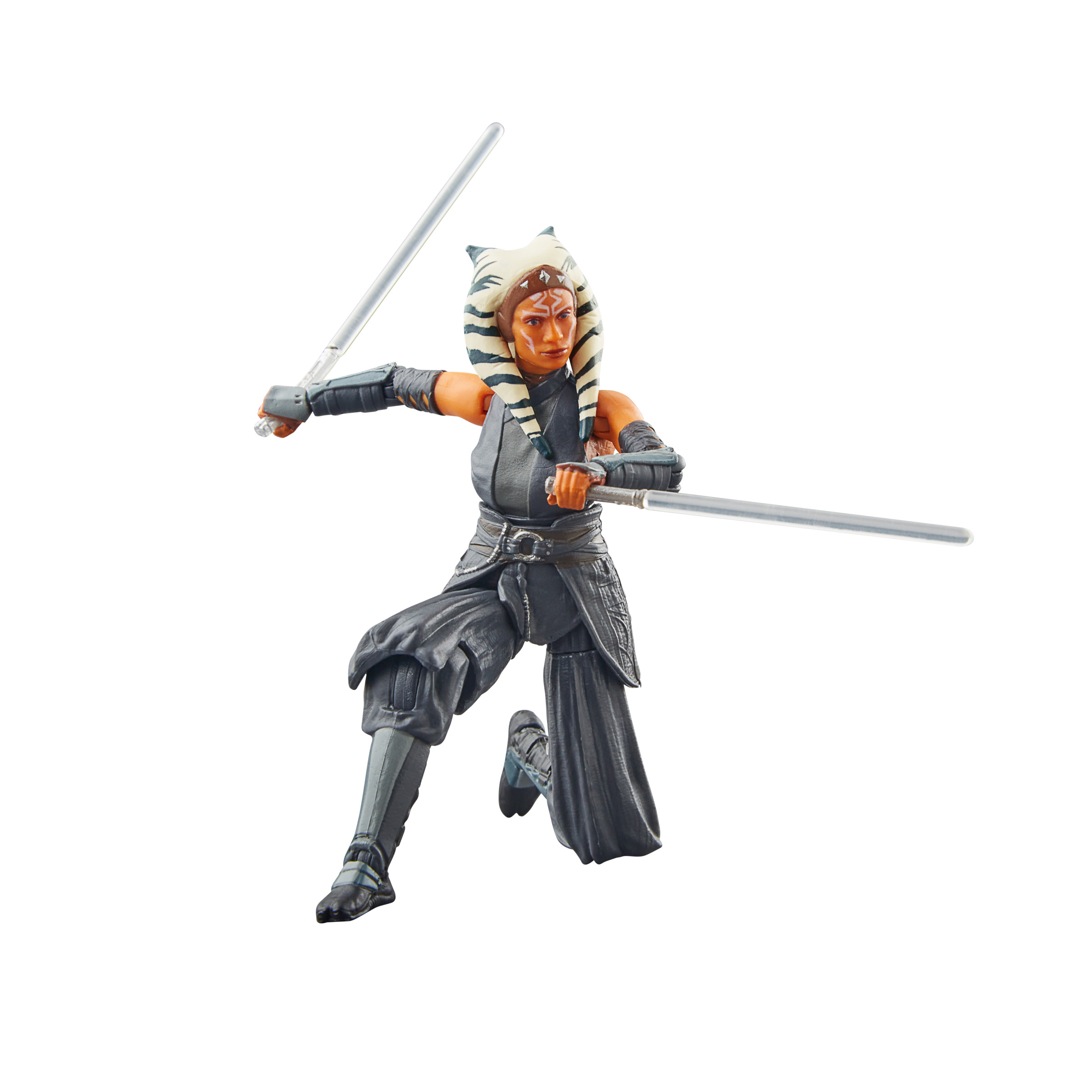 Eine Star Wars Ahsoka Actionfigur in Kampfpose, hält zwei Lichtschwerter.