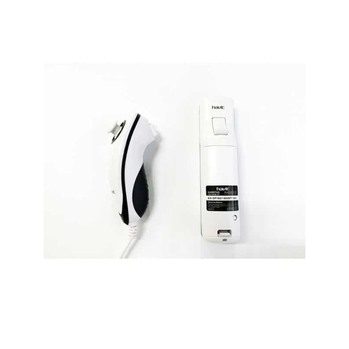 Dos mandos Wii blancos sobre fondo blanco. Uno está conectado a un cable negro.