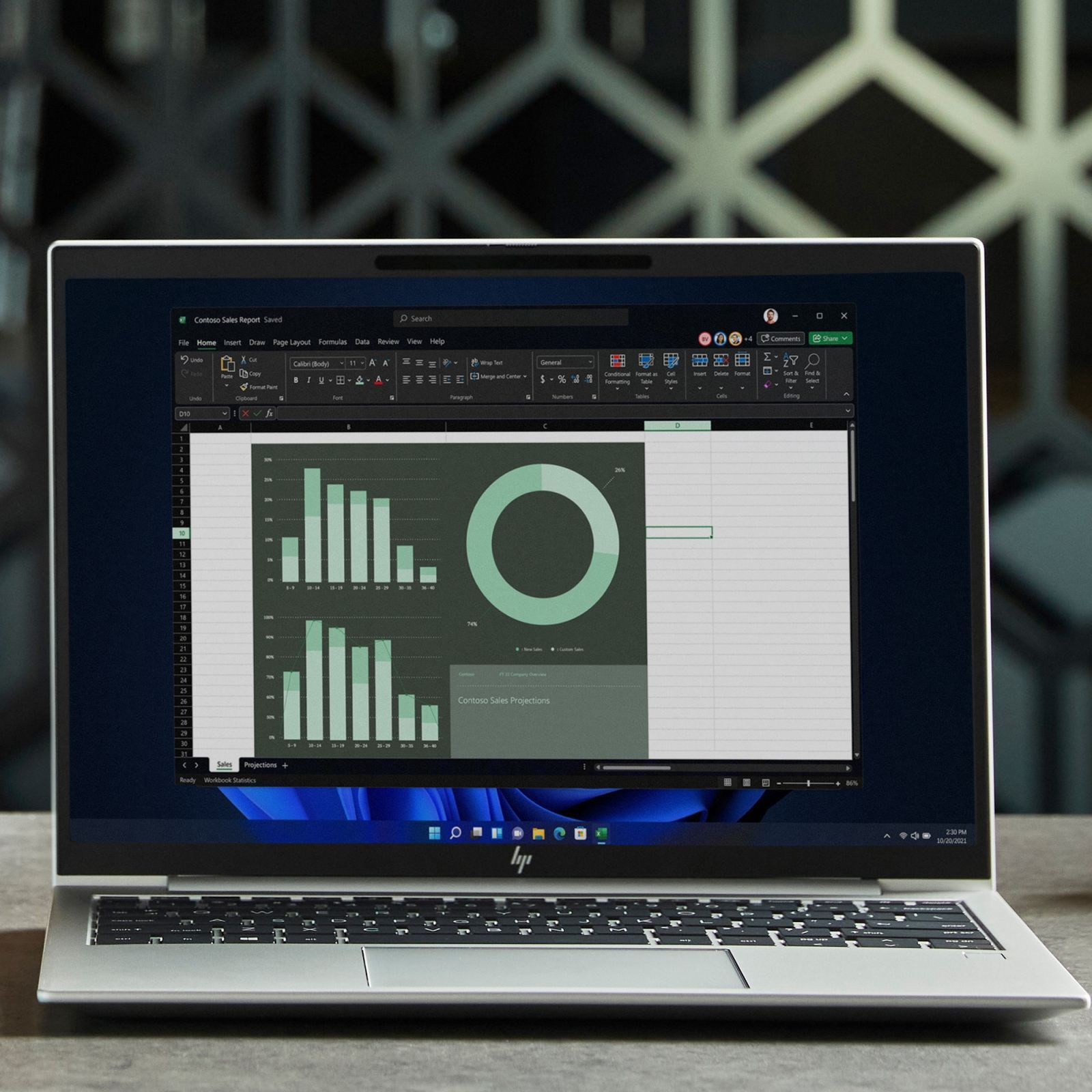 Laptop auf Schreibtisch mit Diagrammen, verschwommener Hintergrund. Fokus auf dem Bildschirm mit weißem Rahmen.