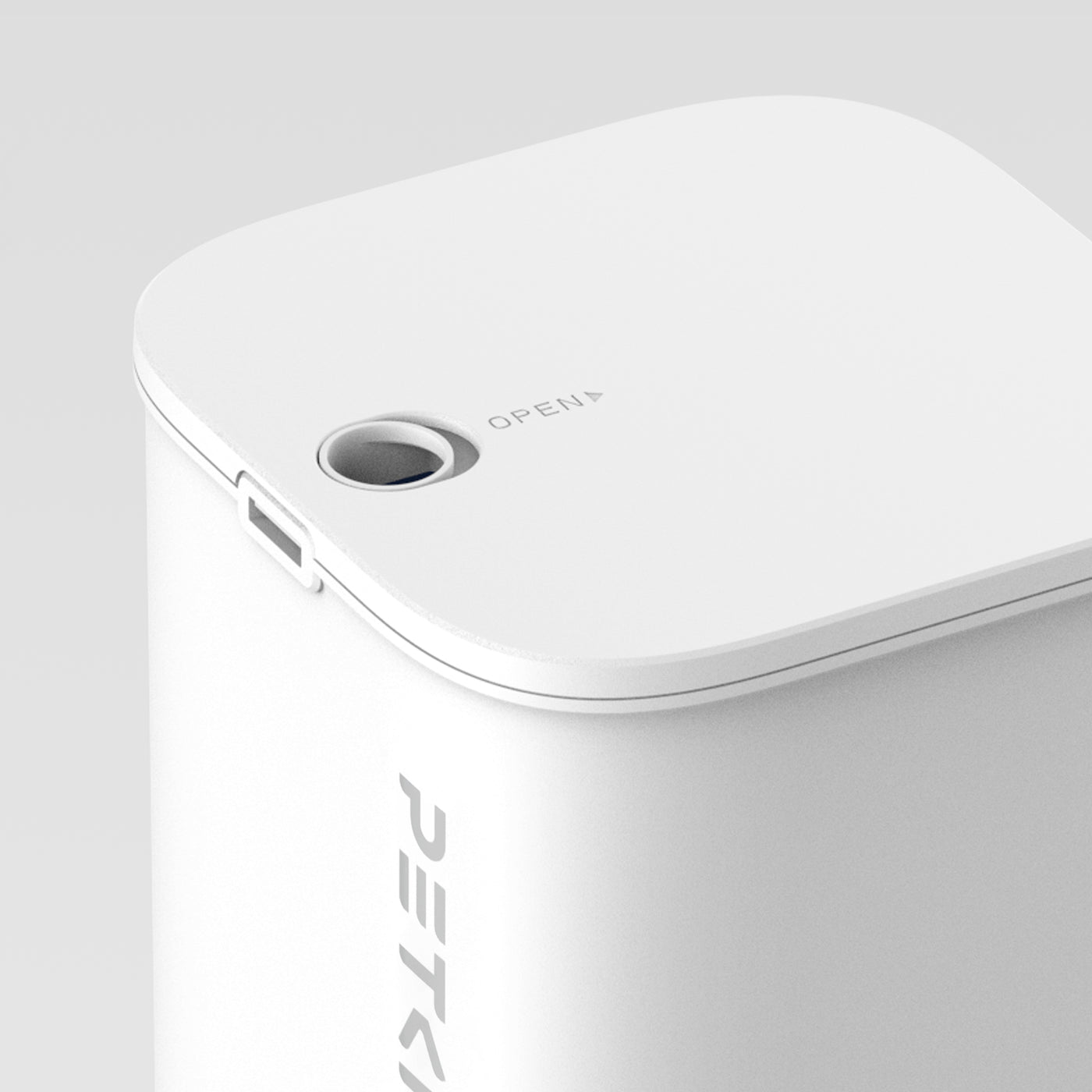 Biały kosz na śmieci z pokrywą, napisem OPEN i marką PETKI.