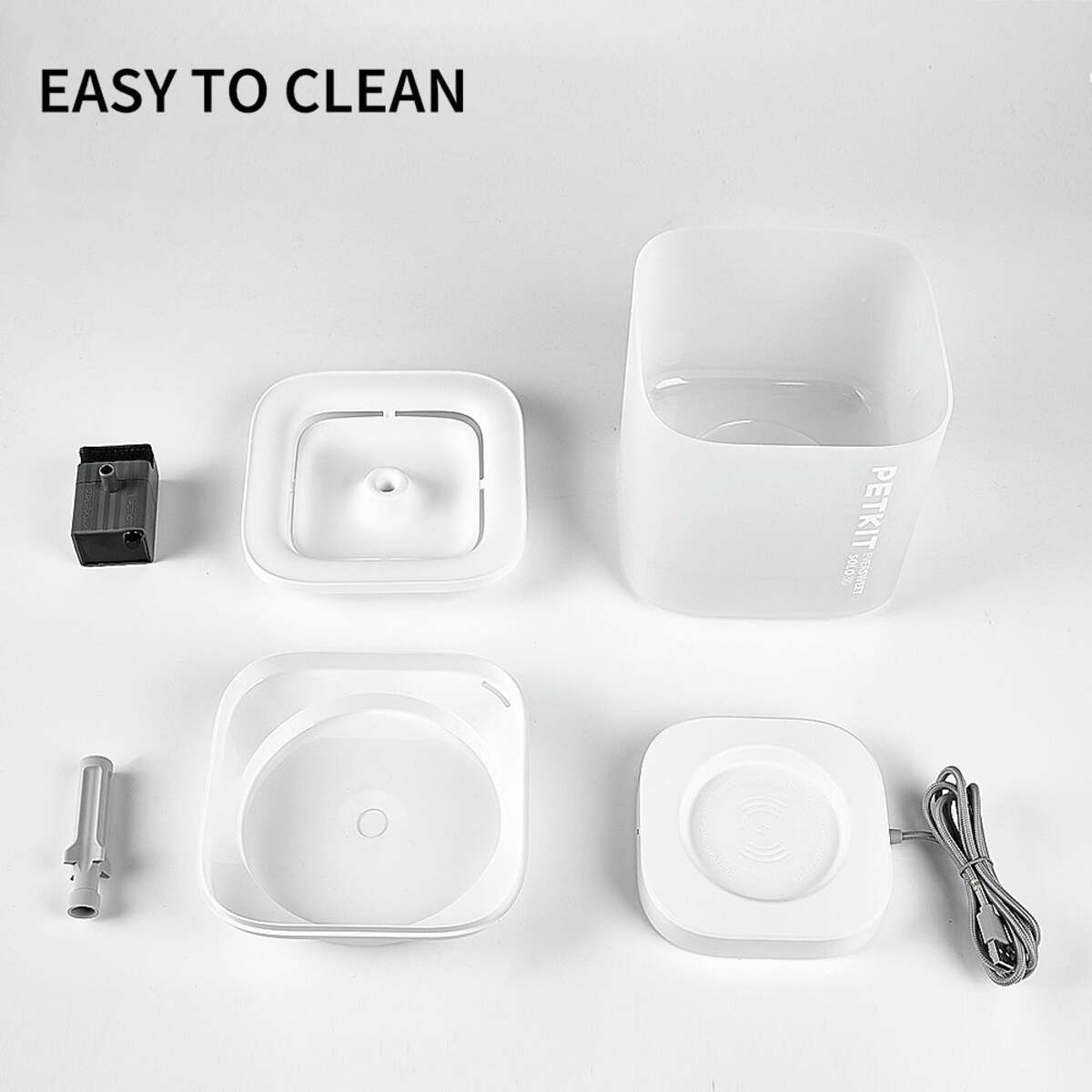 Komponenten eines weißen Haustier-Wasserbrunnens, die zur Reinigung ausgelegt sind, mit der Aufschrift 'EASY TO CLEAN'.