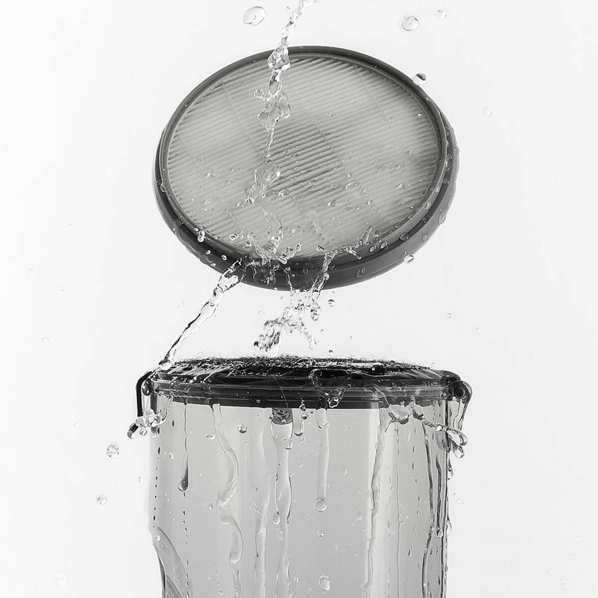 Wasser wird auf einen Filter gegossen. Ein Staubsaugerbehälter wird gezeigt.