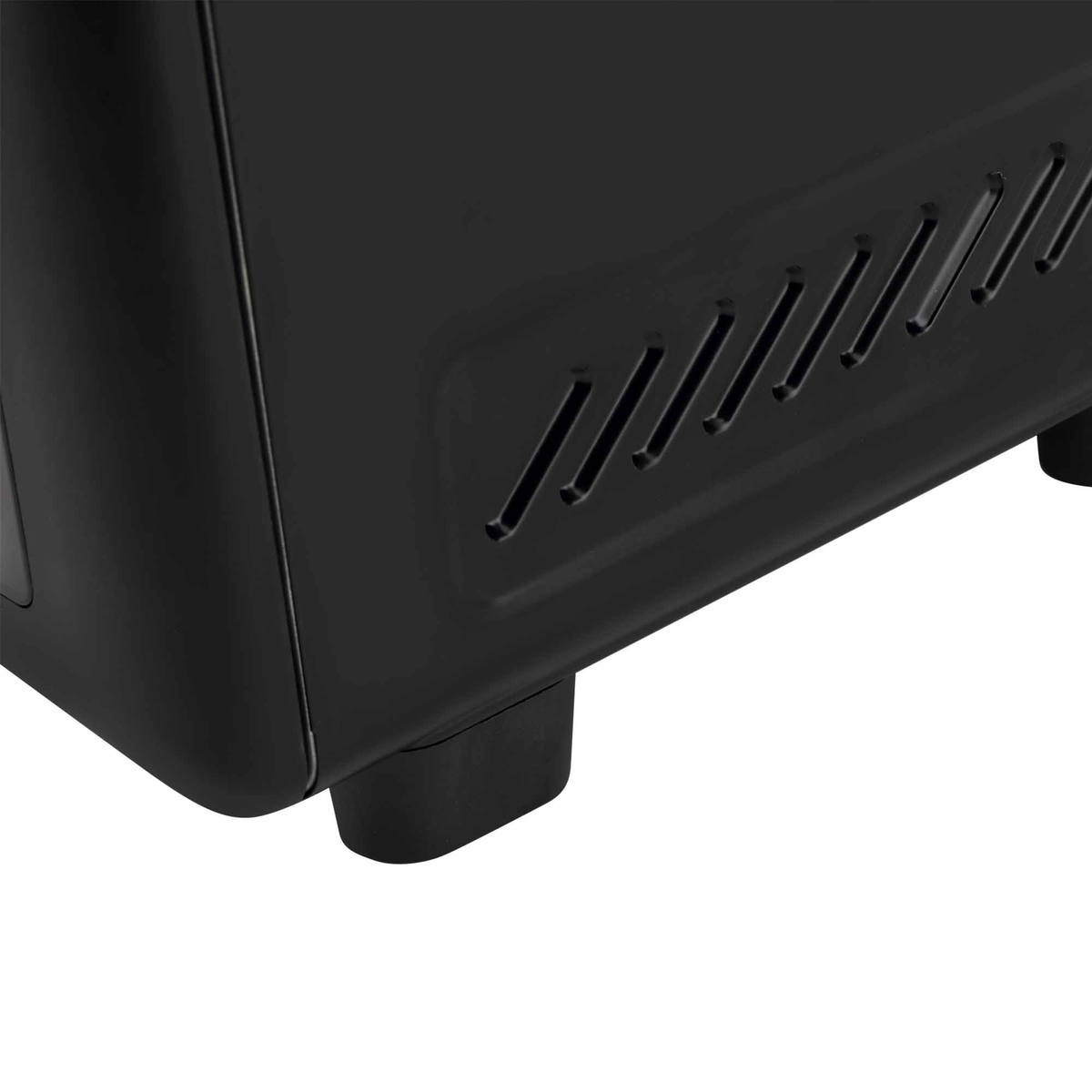 Czarny róg maszyny. Otwory wentylacyjne z boku. Czarne gumowe nóżki na dole. Białe tło.