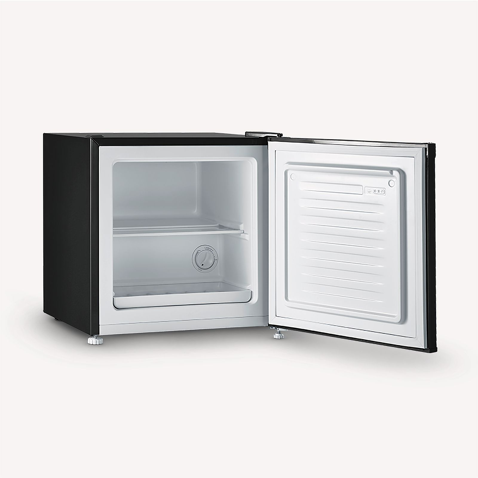 Mini lodówka, czarna, z otwartymi drzwiami, wnętrze z półkami i szufladą.