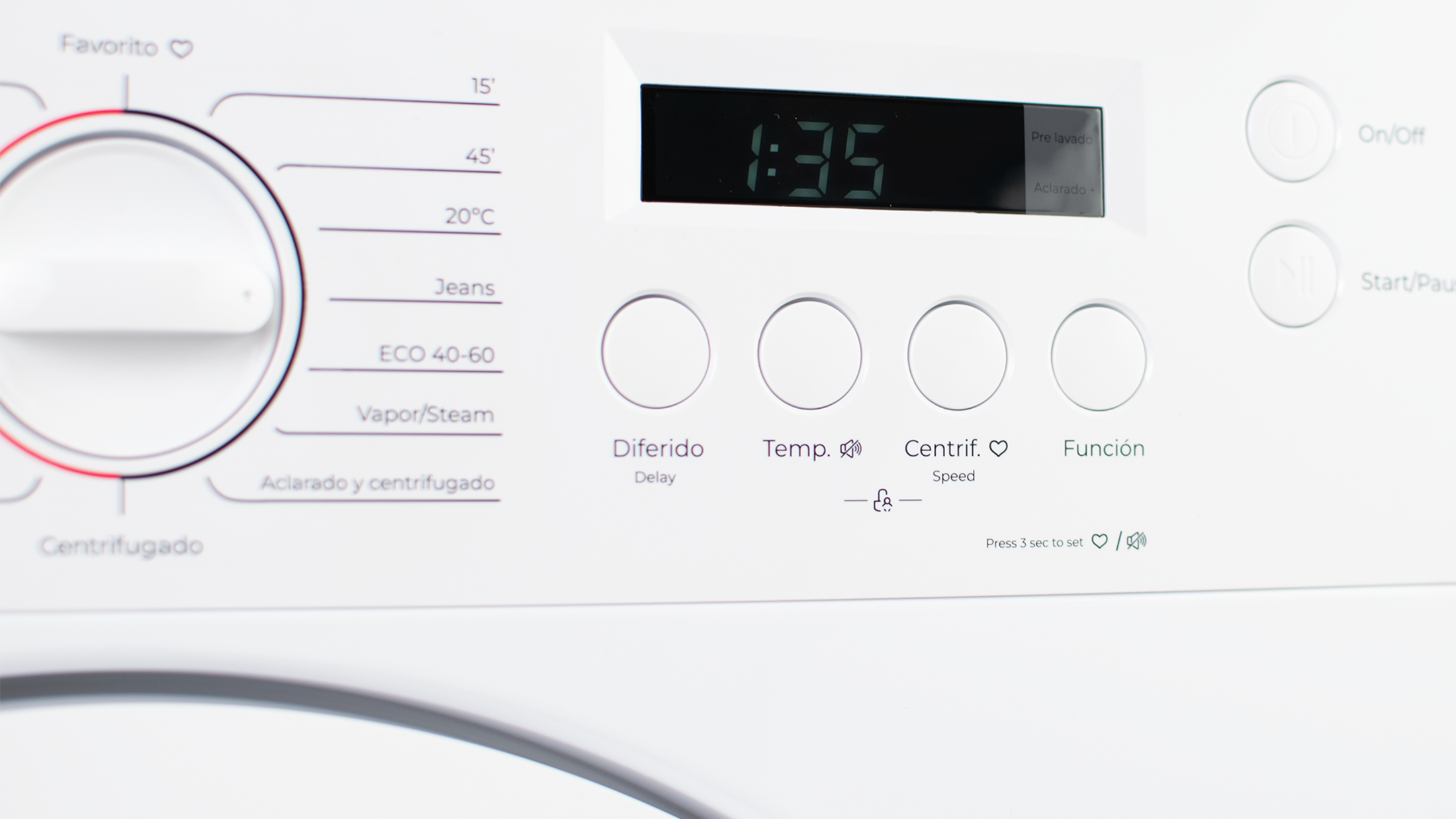 Primer plano de panel de control de lavadora blanca con botones y pantalla digital.