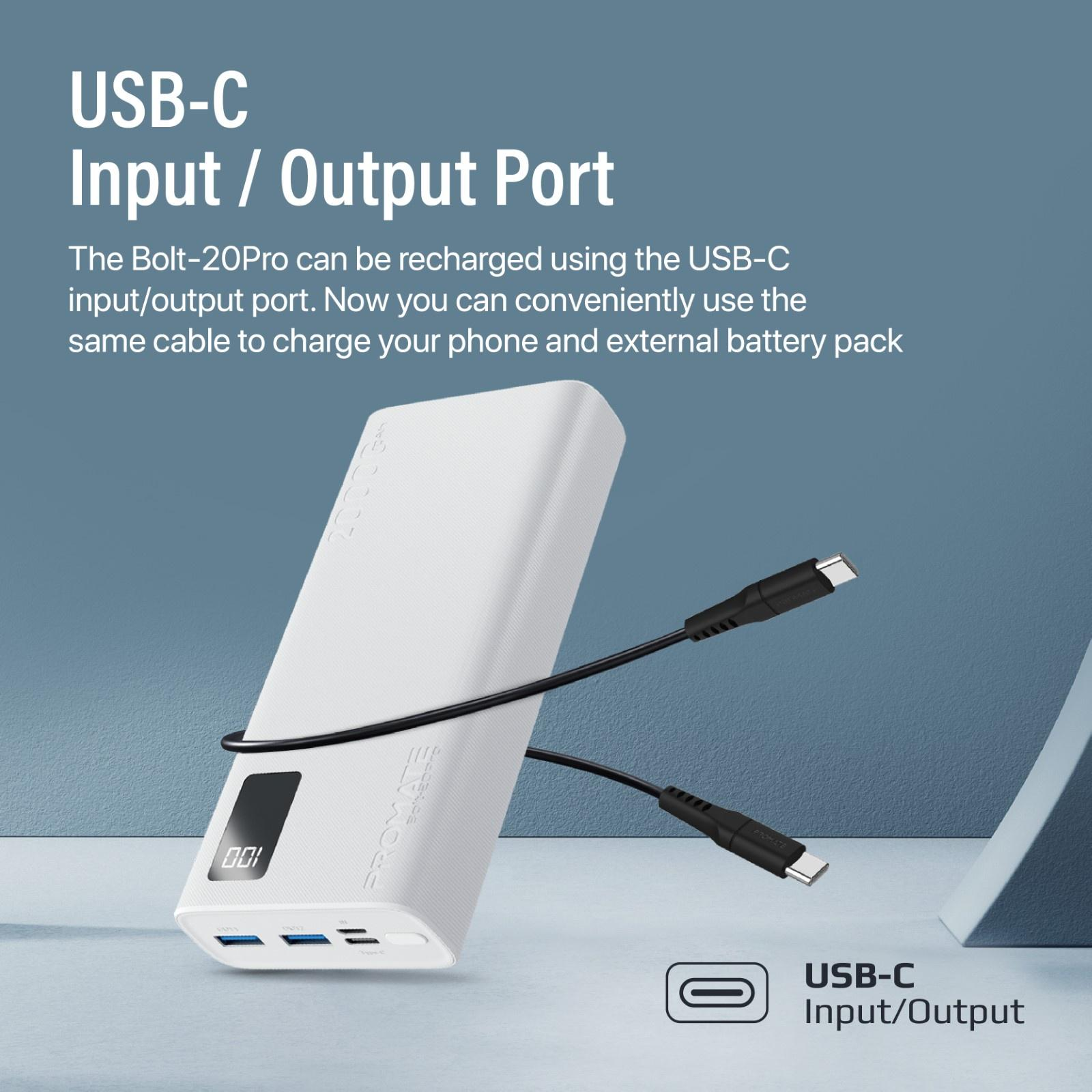 Un power bank bianco con due cavi di ricarica collegati, testo che ne descrive l'uso. Sfondo nero.