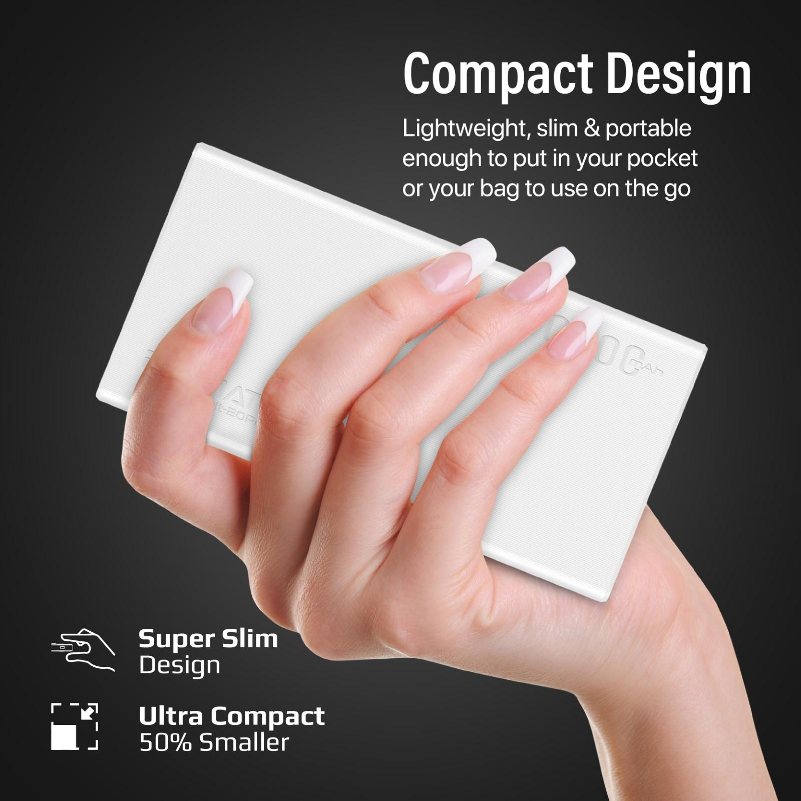 Una mano che tiene un power bank bianco. È sottile, compatto e presenta la scritta "Super Slim Design".