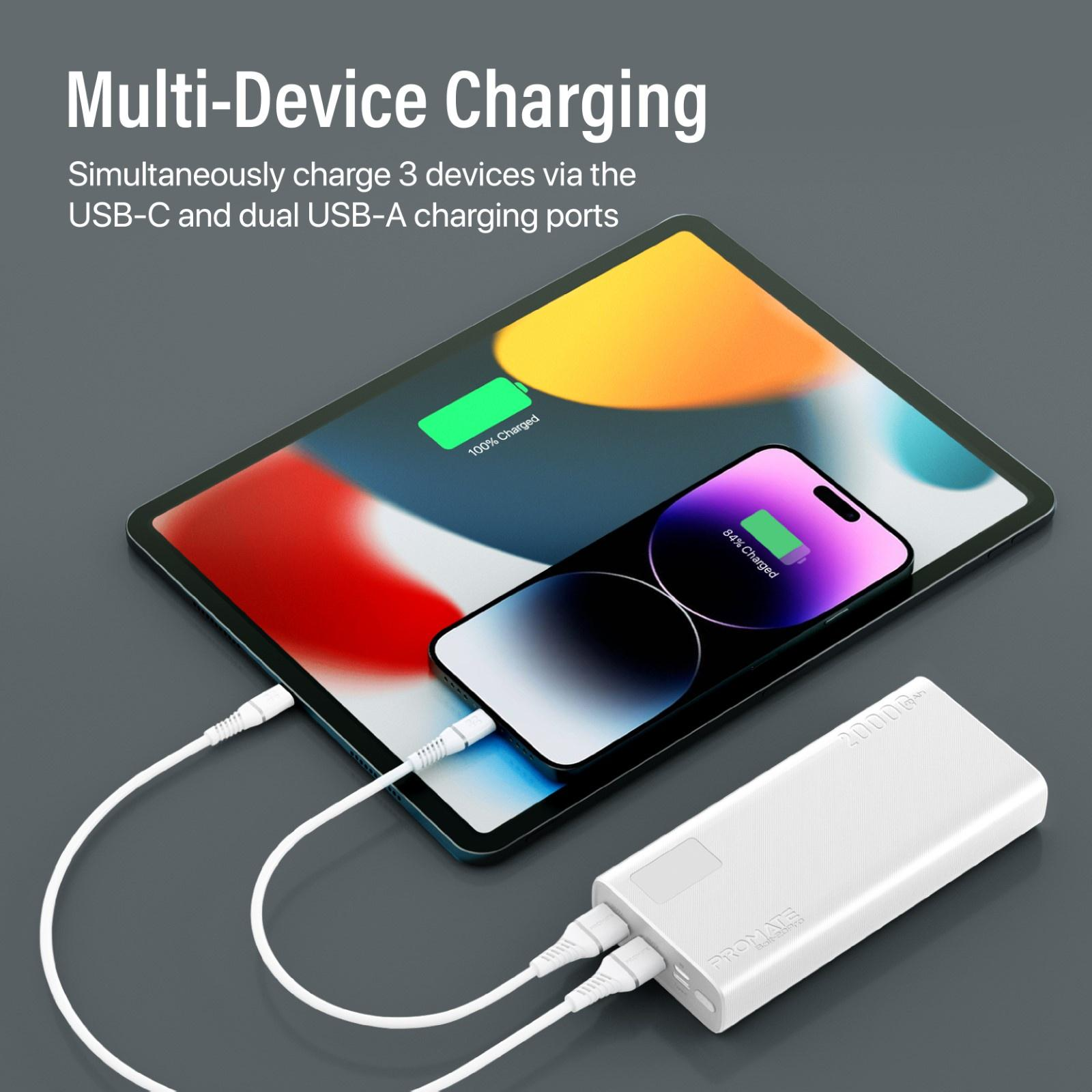 Un power bank bianco che carica un tablet e un telefono, con cavi collegati. 100% e 64% carichi.