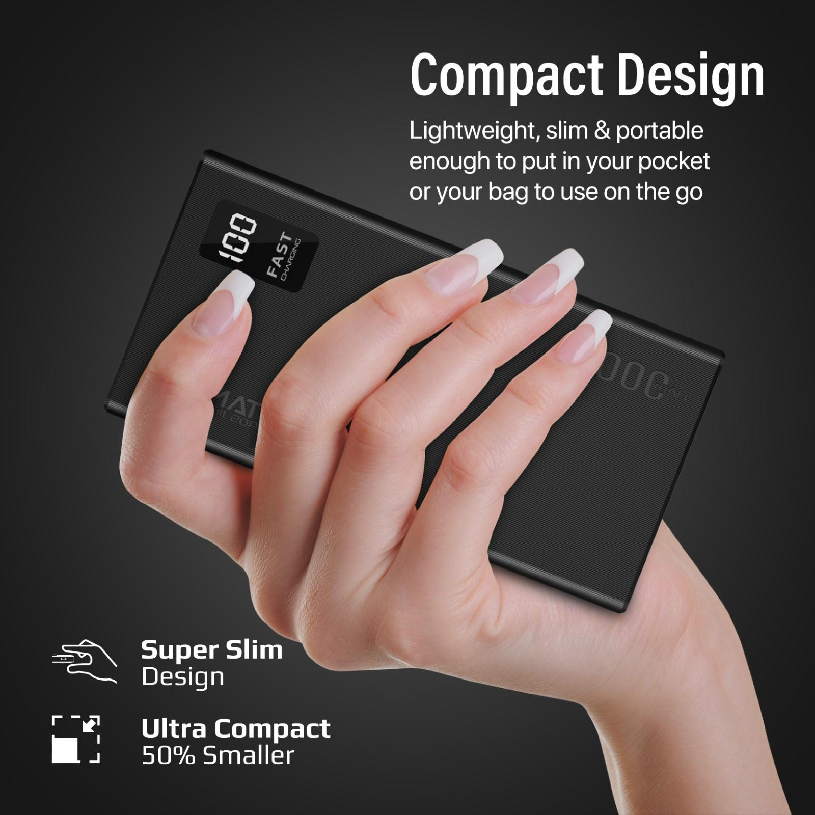 Un power bank nero in mano, con testo che descrive il suo design compatto e a ricarica rapida.