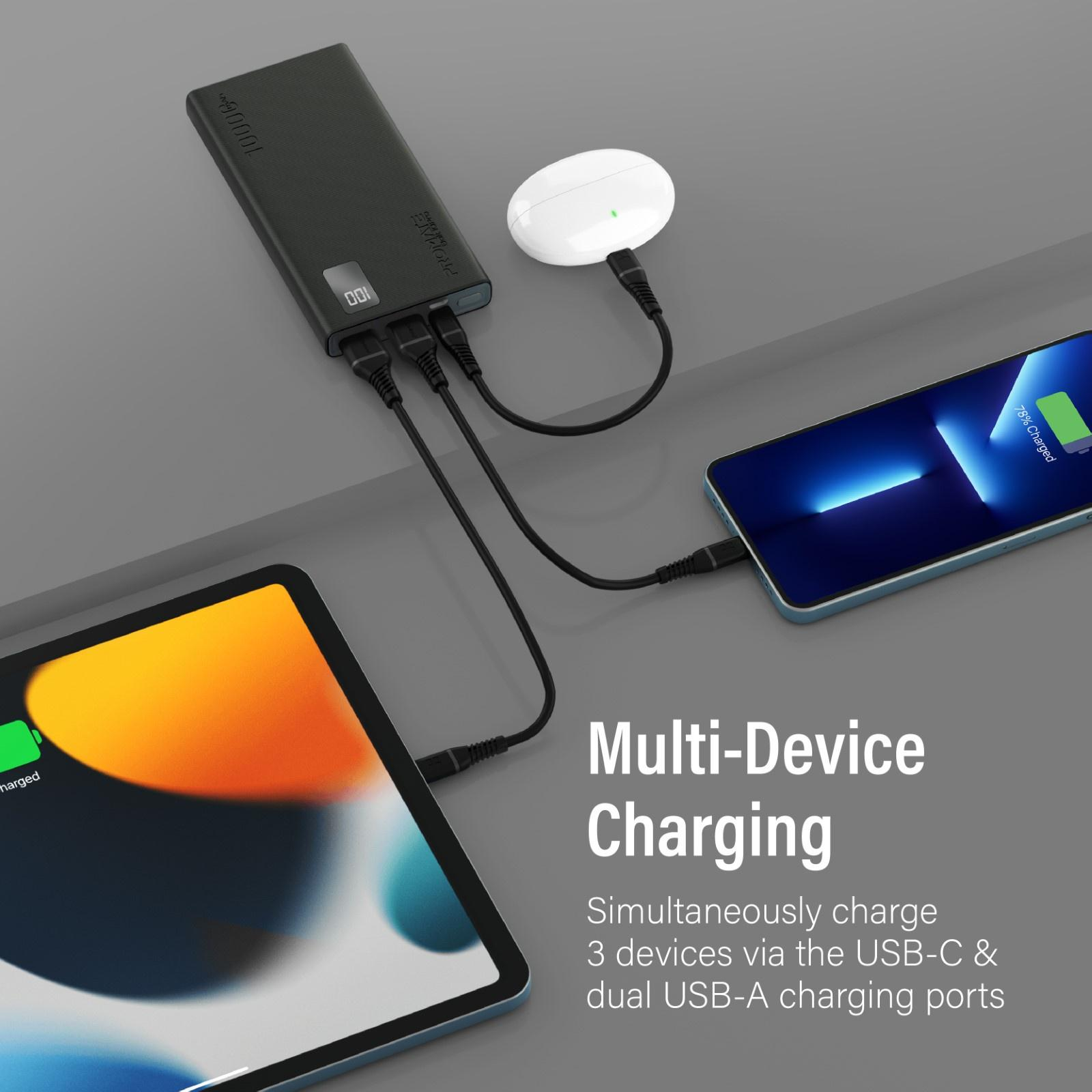 Configuración de carga multi-dispositivo con tableta, teléfono y banco de energía con puertos USB.