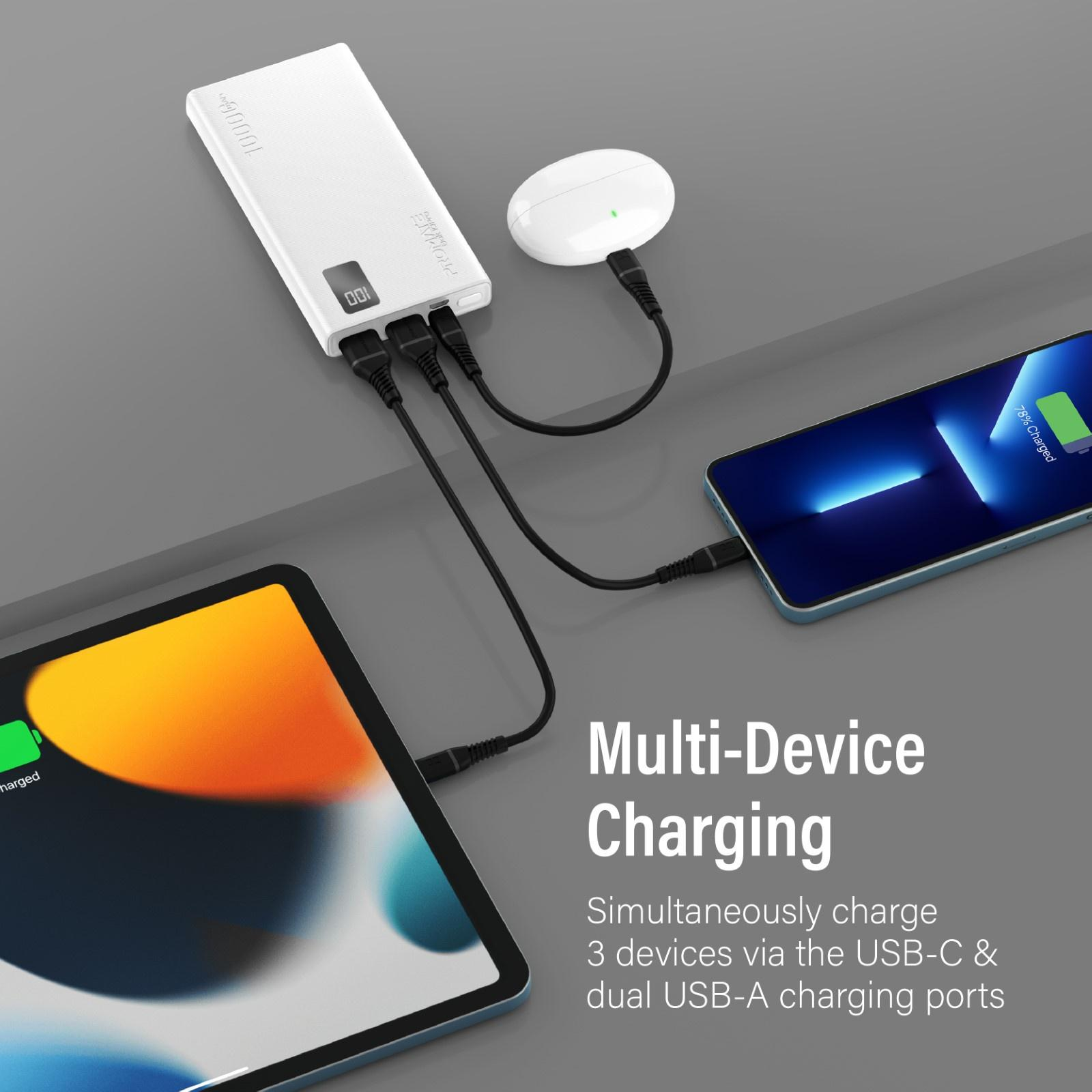 Cargando dispositivos: tableta, teléfono y auriculares. Banco de energía con puertos de carga.