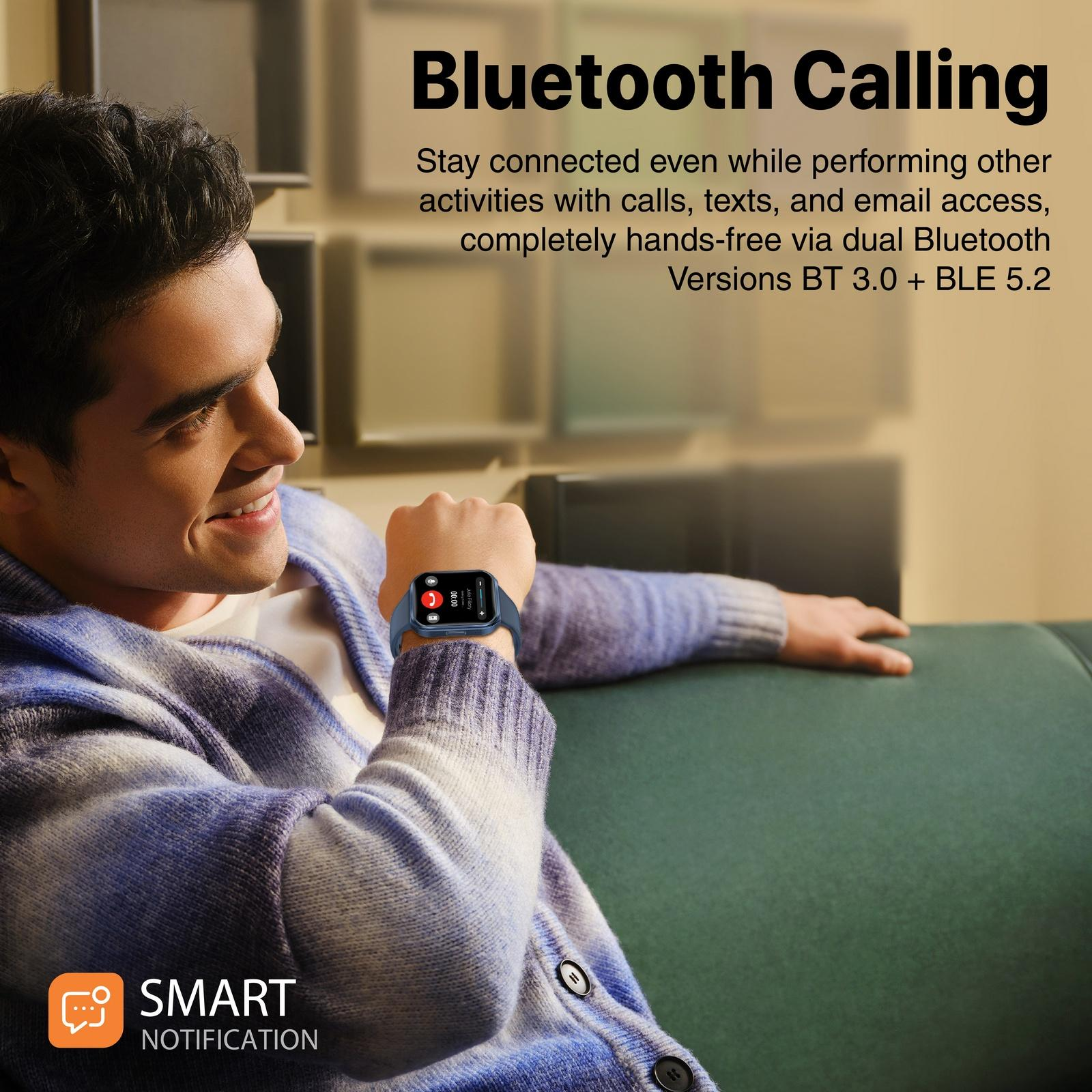 Uomo con smartwatch al polso. L'orologio ha un cinturino blu e un display rotondo.
