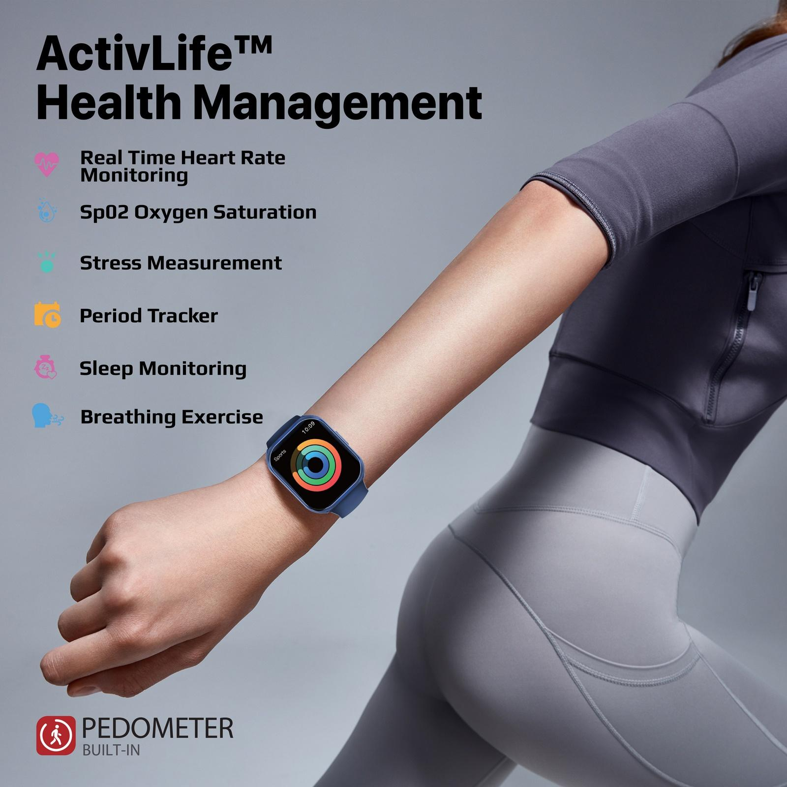 Il polso di una persona con uno smartwatch. L'orologio mostra le metriche di salute.