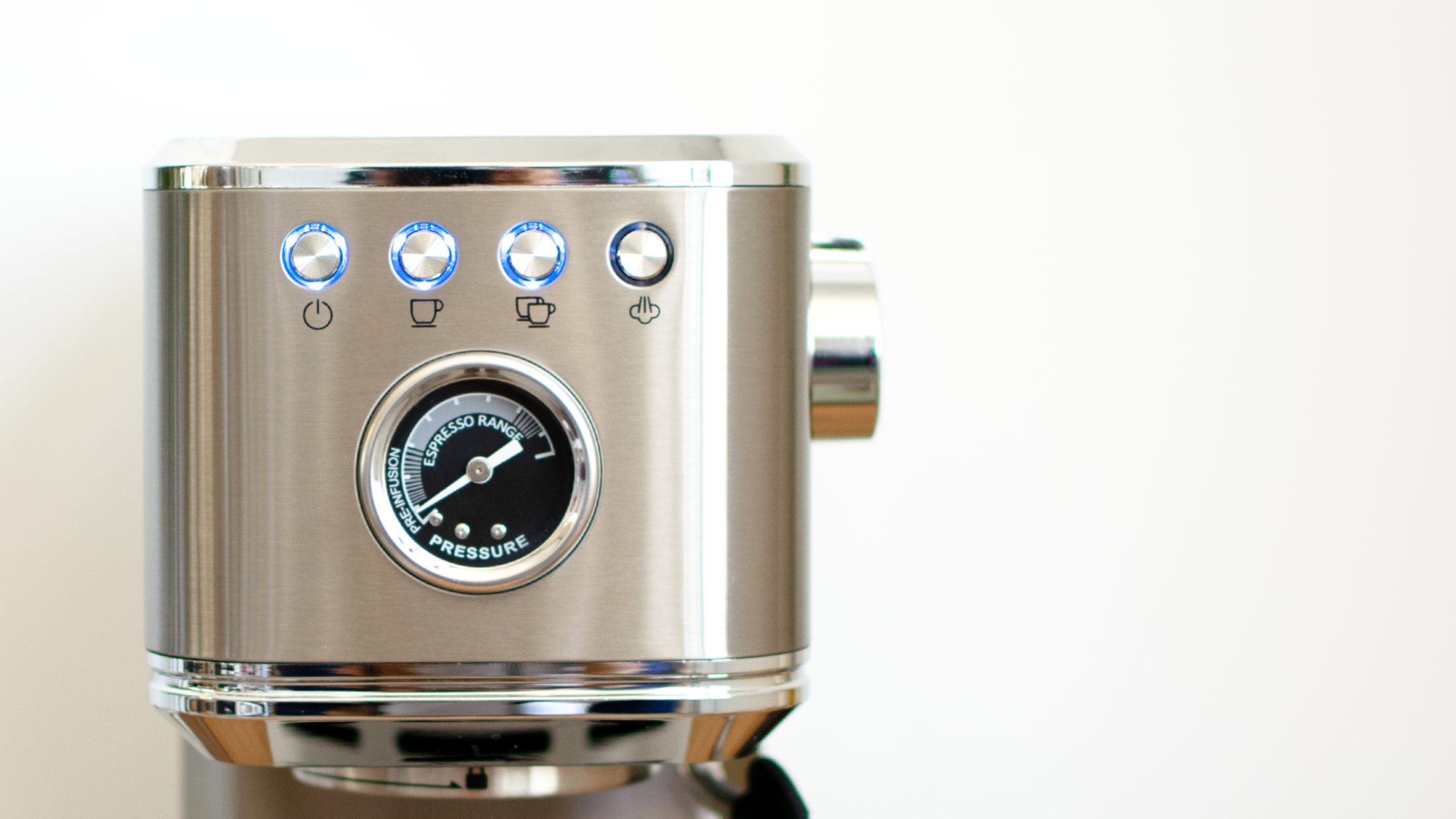 Máquina de espresso con manómetro y botones operativos. Acabado en acero inoxidable.
