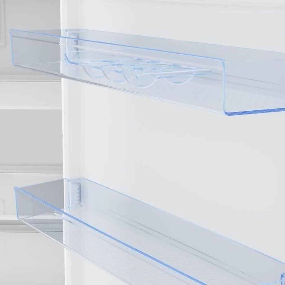 Ripiani trasparenti all'interno di un frigorifero bianco. Sono visibili diversi portauova.