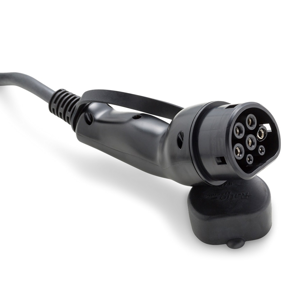 Zwarte oplaadkabel met een connector. De connector heeft meerdere gaten.