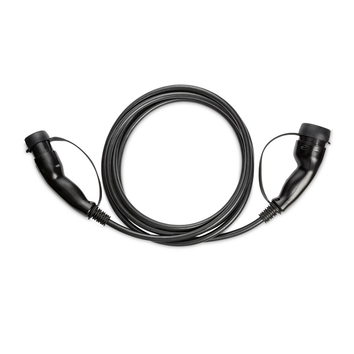Zwarte EV-oplaadkabel met twee connectoren, opgerold. Witte achtergrond.