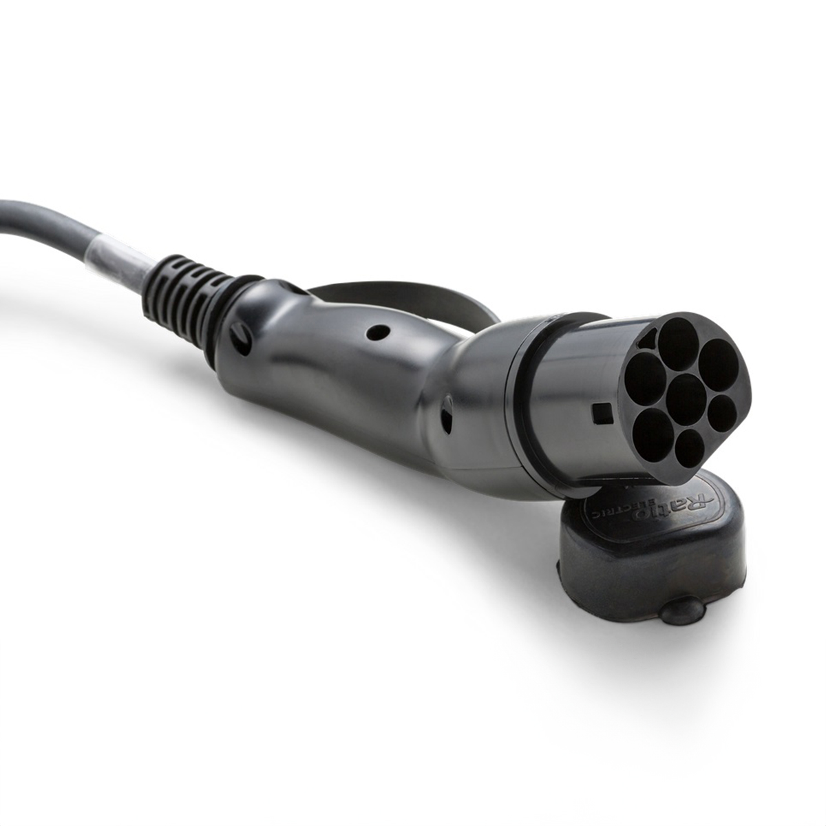 Zwarte EV-oplaadkabel met een stekker, een dop en een kabel op een witte achtergrond.