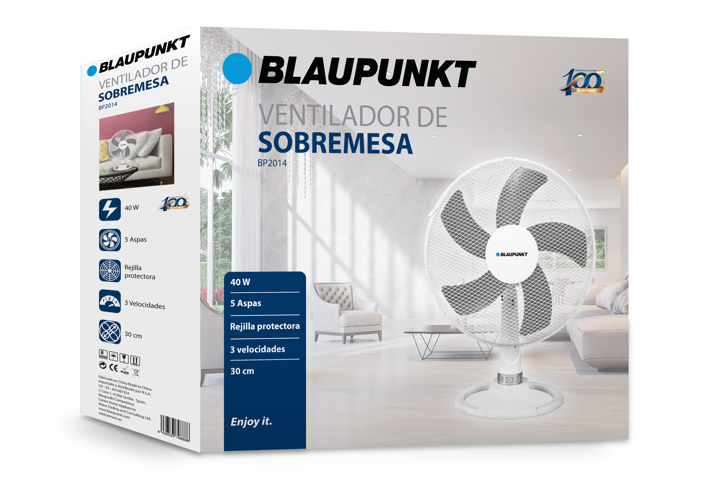Un ventilador de mesa blanco frente a una caja que muestra una imagen del ventilador en una sala de estar.