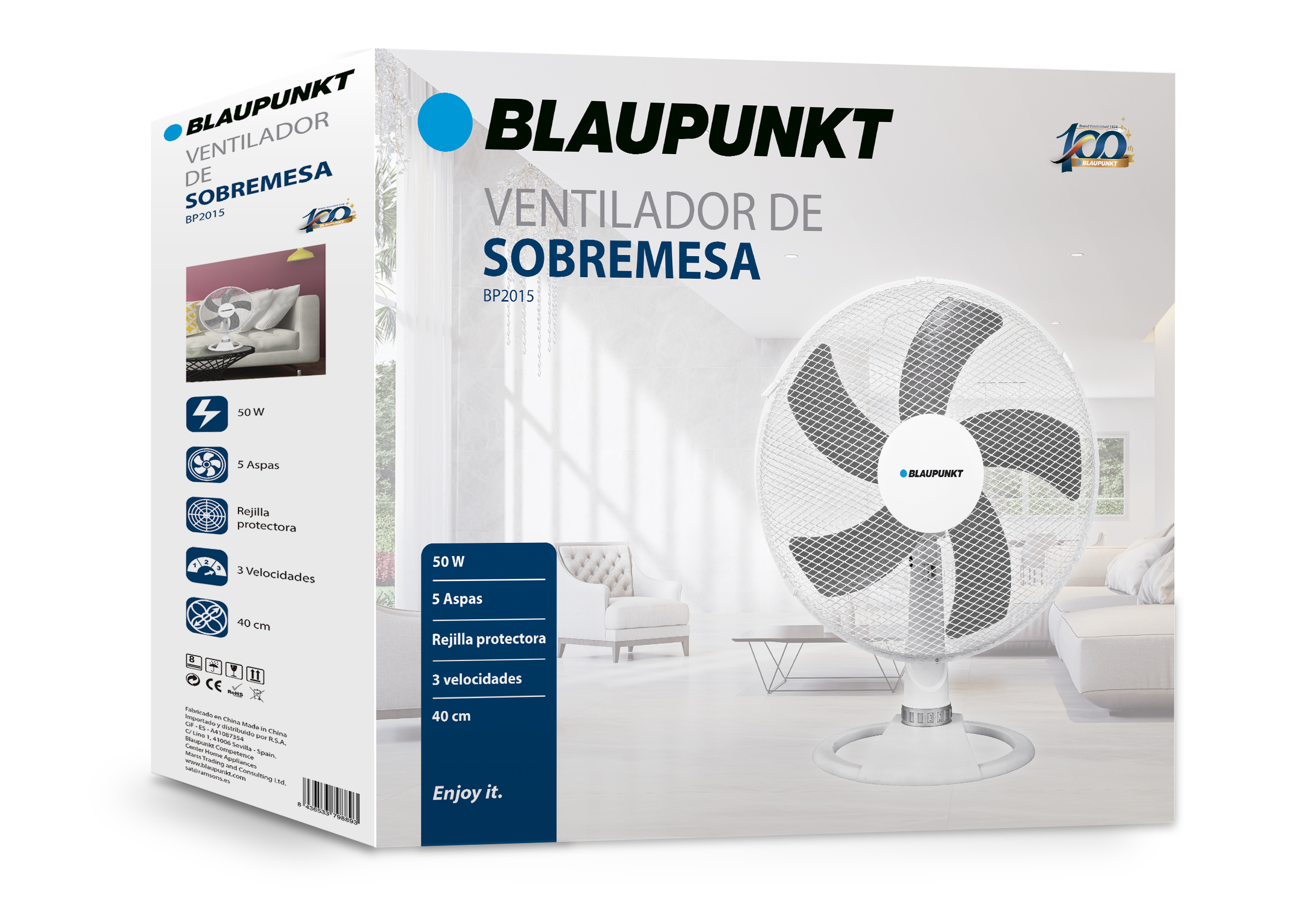 Caja Blaupunkt muestra un ventilador de escritorio blanco con 5 aspas. El fondo muestra un salón.