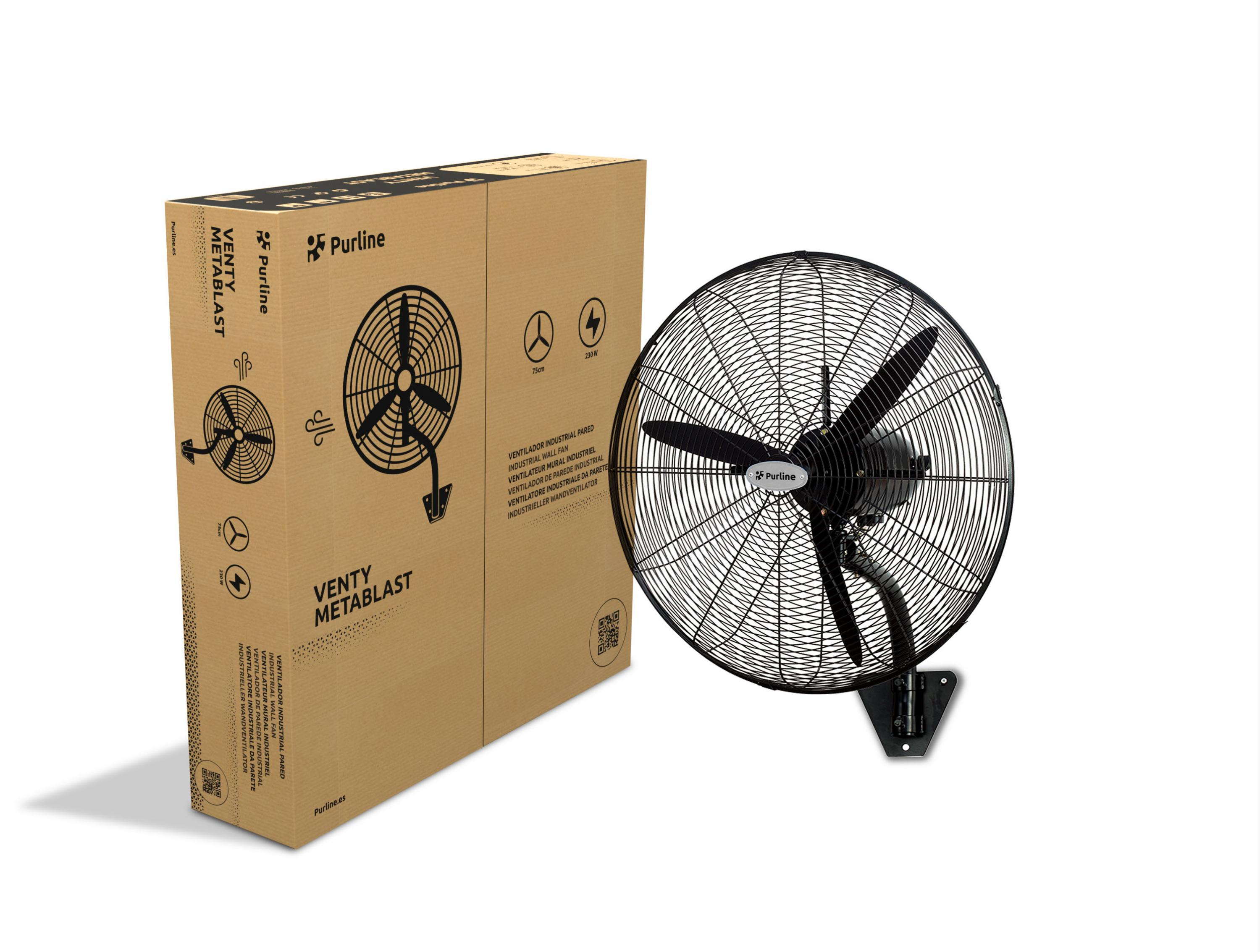 Ventilador de pared con una caja. El ventilador es negro. La caja es marrón con gráficos.