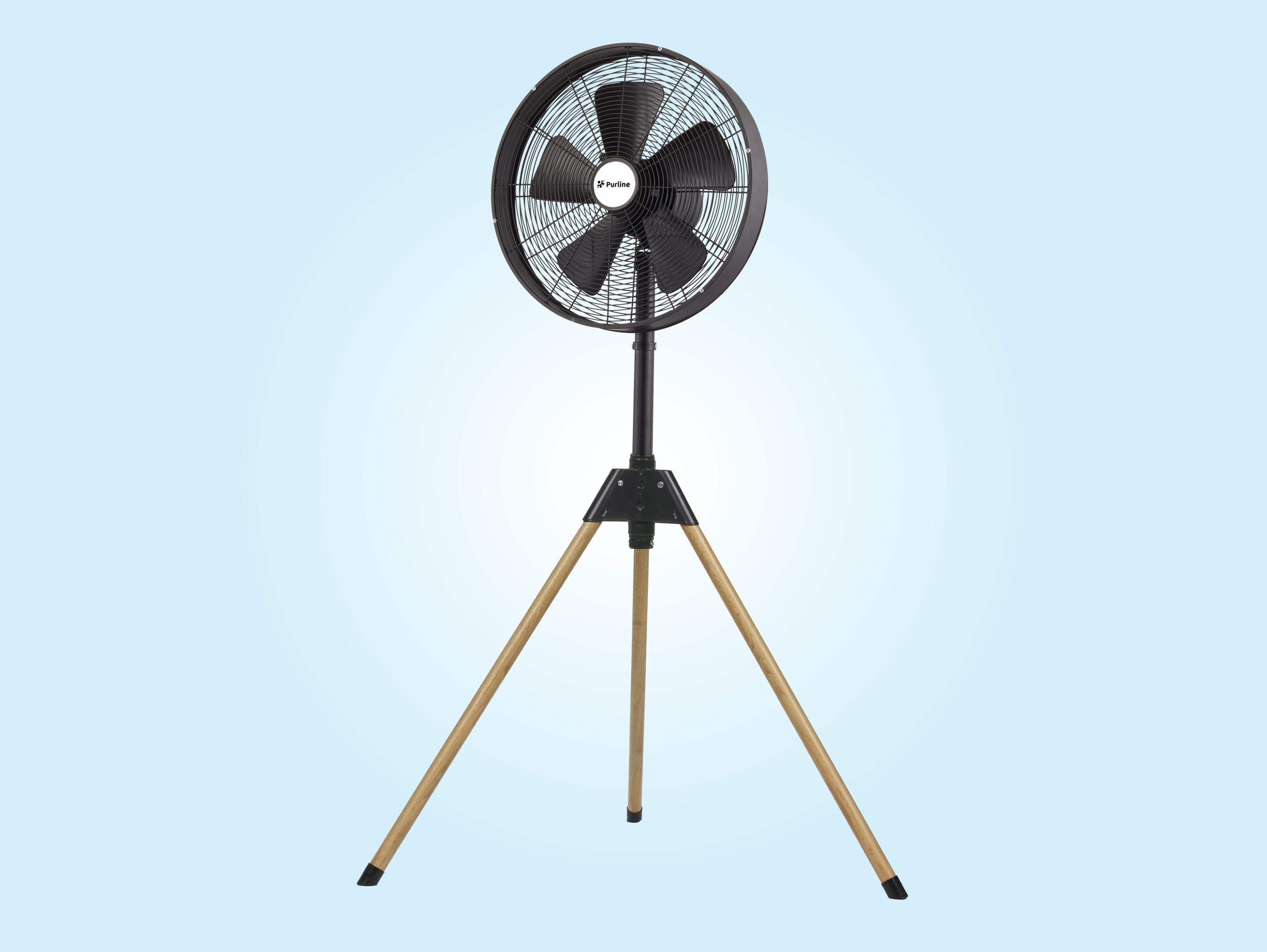 Un ventilatore nero su un treppiede in legno. La ventola è spenta.