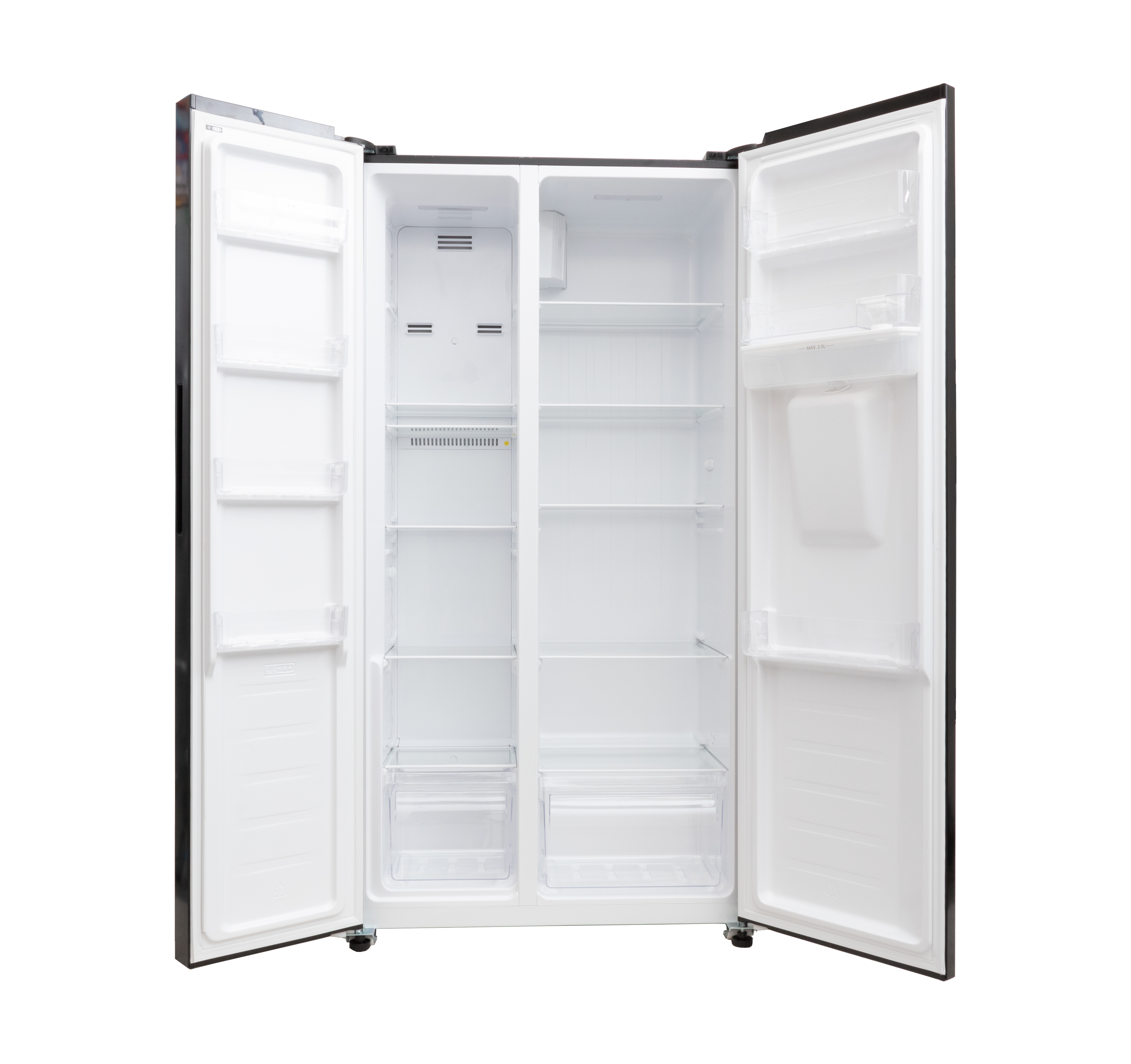 Open, lege zwart-witte koelkast met planken en laden, tegen een witte achtergrond.