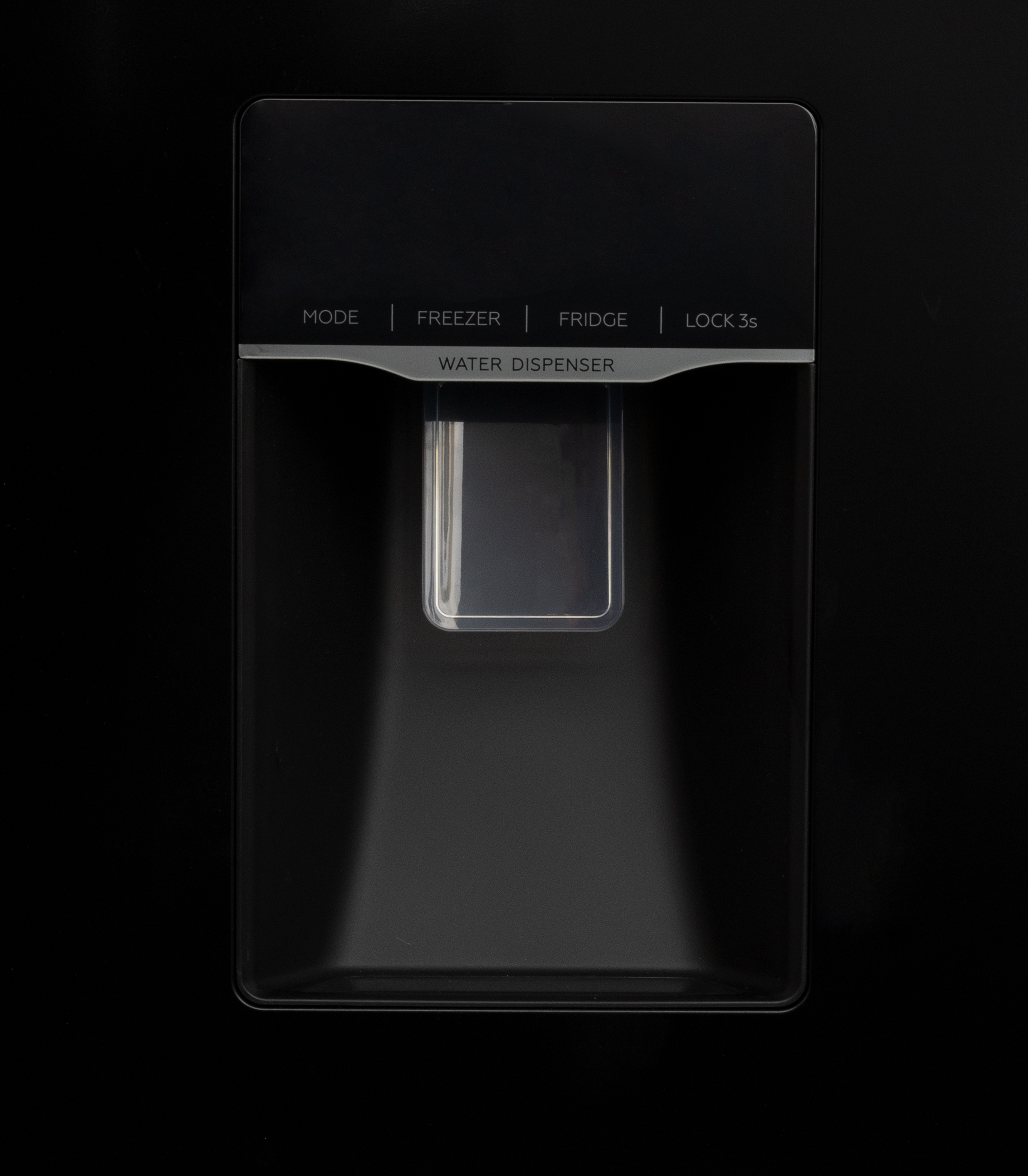 Close-up van een zwart koelkast waterdispenser paneel. Tekst: MODE, FREEZER, FRIDGE.