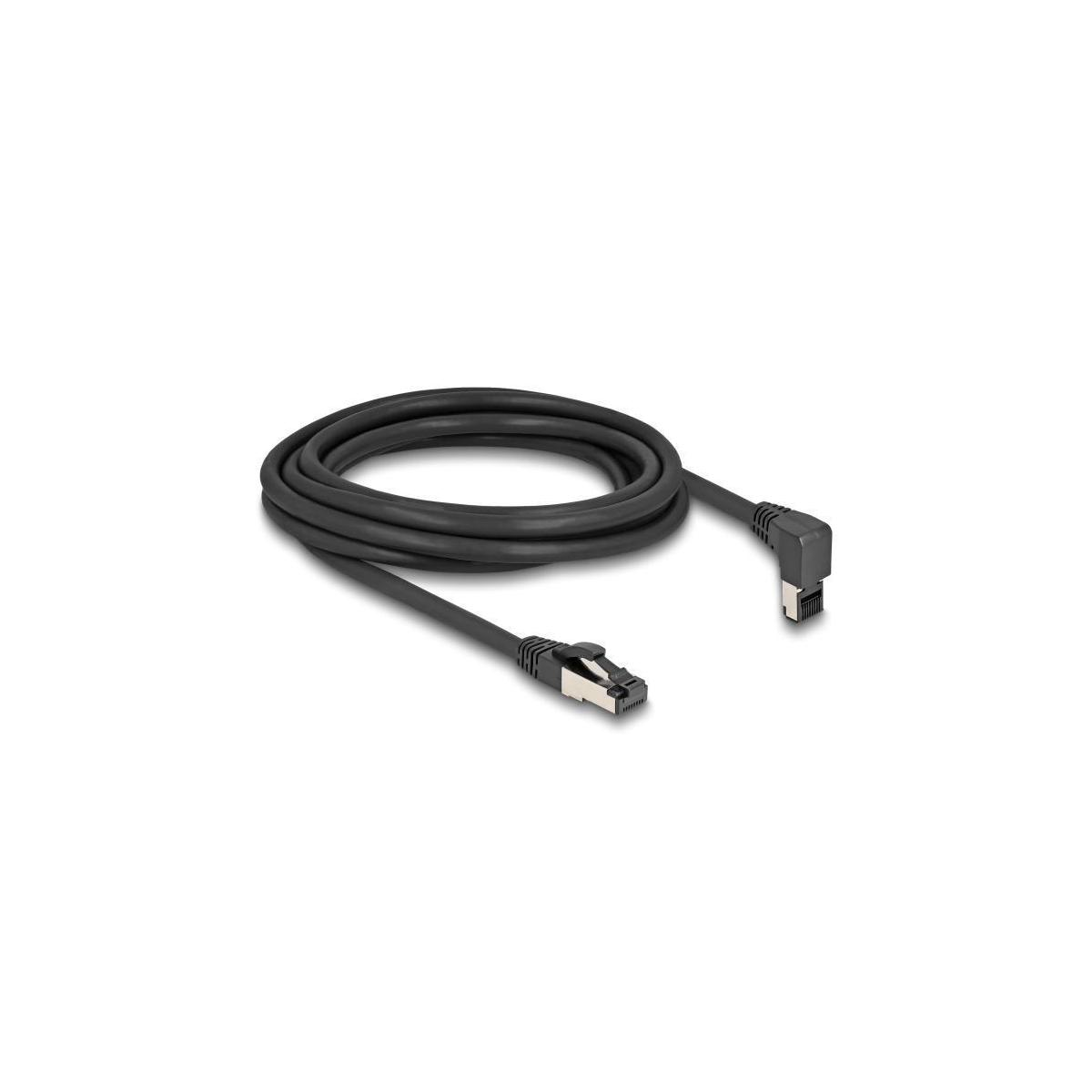 Schwarzes Ethernet-Kabel. Es ist aufgerollt und hat Anschlüsse an beiden Enden.