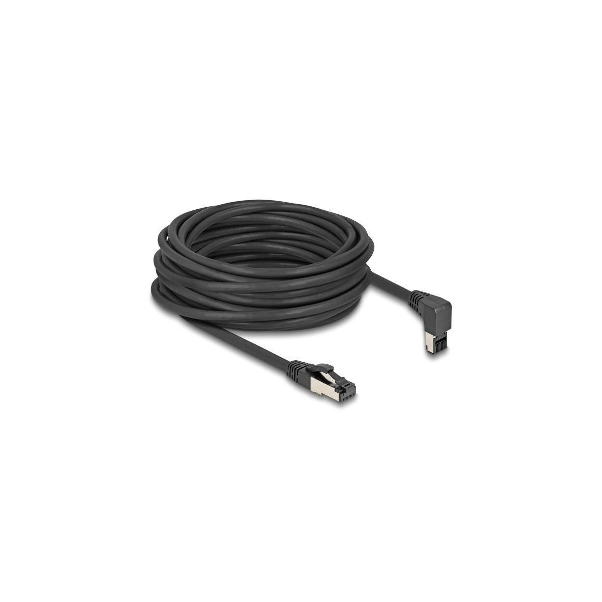 Schwarzes, gewendeltes Ethernet-Kabel, abgewinkelter Stecker rechts, gerade links, auf weißem Hintergrund.