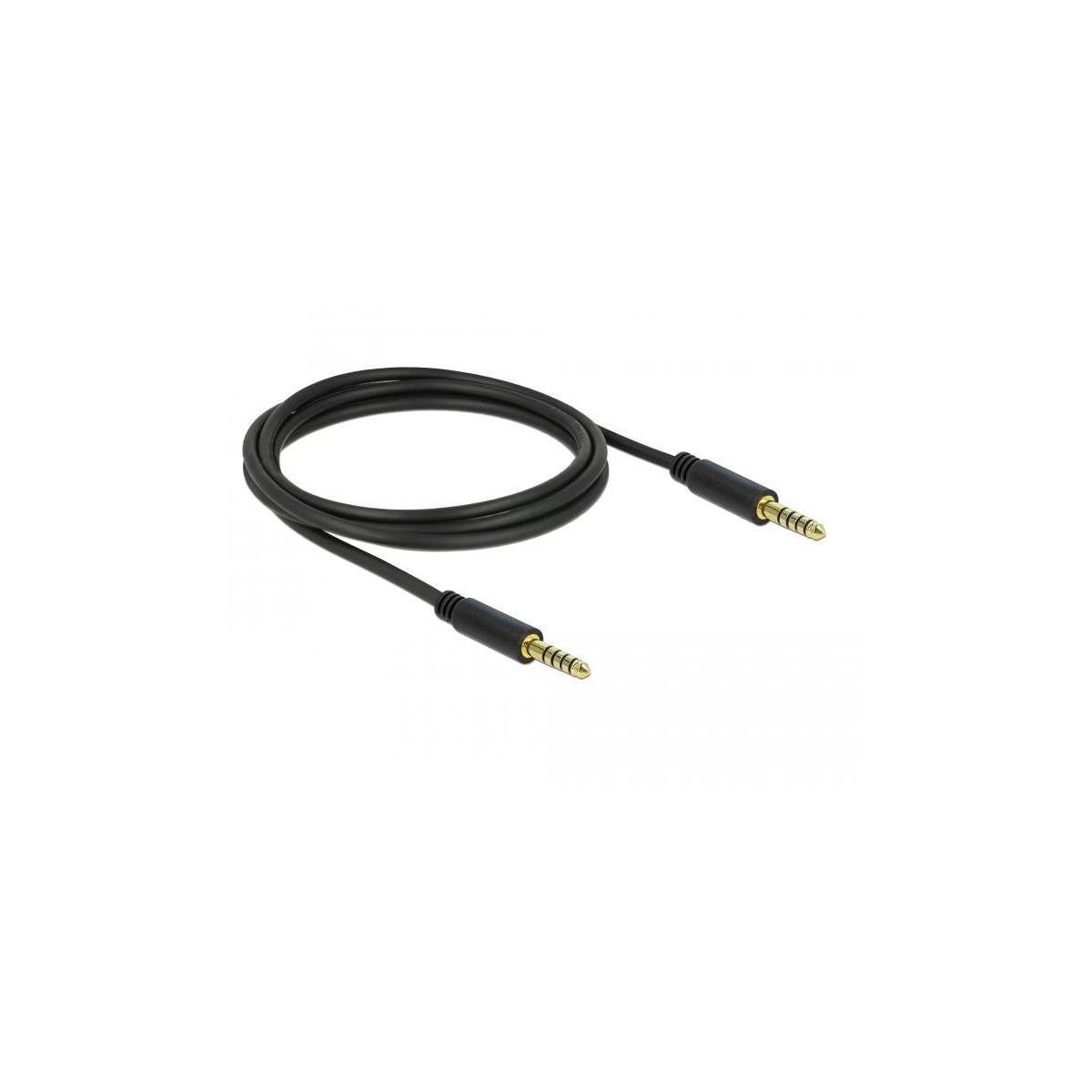 Ein schwarzes Audiokabel mit goldfarbenen Steckern. Das Kabel ist auf einer weißen Oberfläche aufgerollt.
