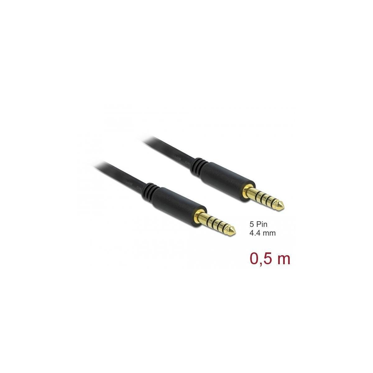 Zwei schwarze Audiokabel mit goldenen Enden. Die Kabel sind auf weißem Hintergrund platziert.