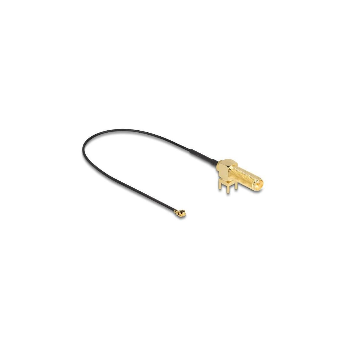 Goldfarbener Stecker an einem schwarzen Kabel. Das Kabel erstreckt sich vom Stecker.