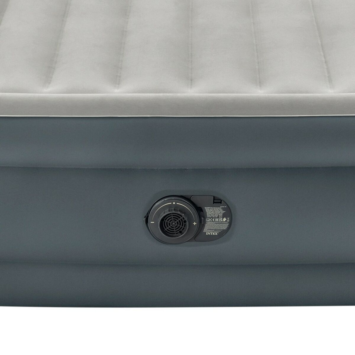 Zbliżenie na ciemnoszarą stronę materaca dmuchanego z zaworem.