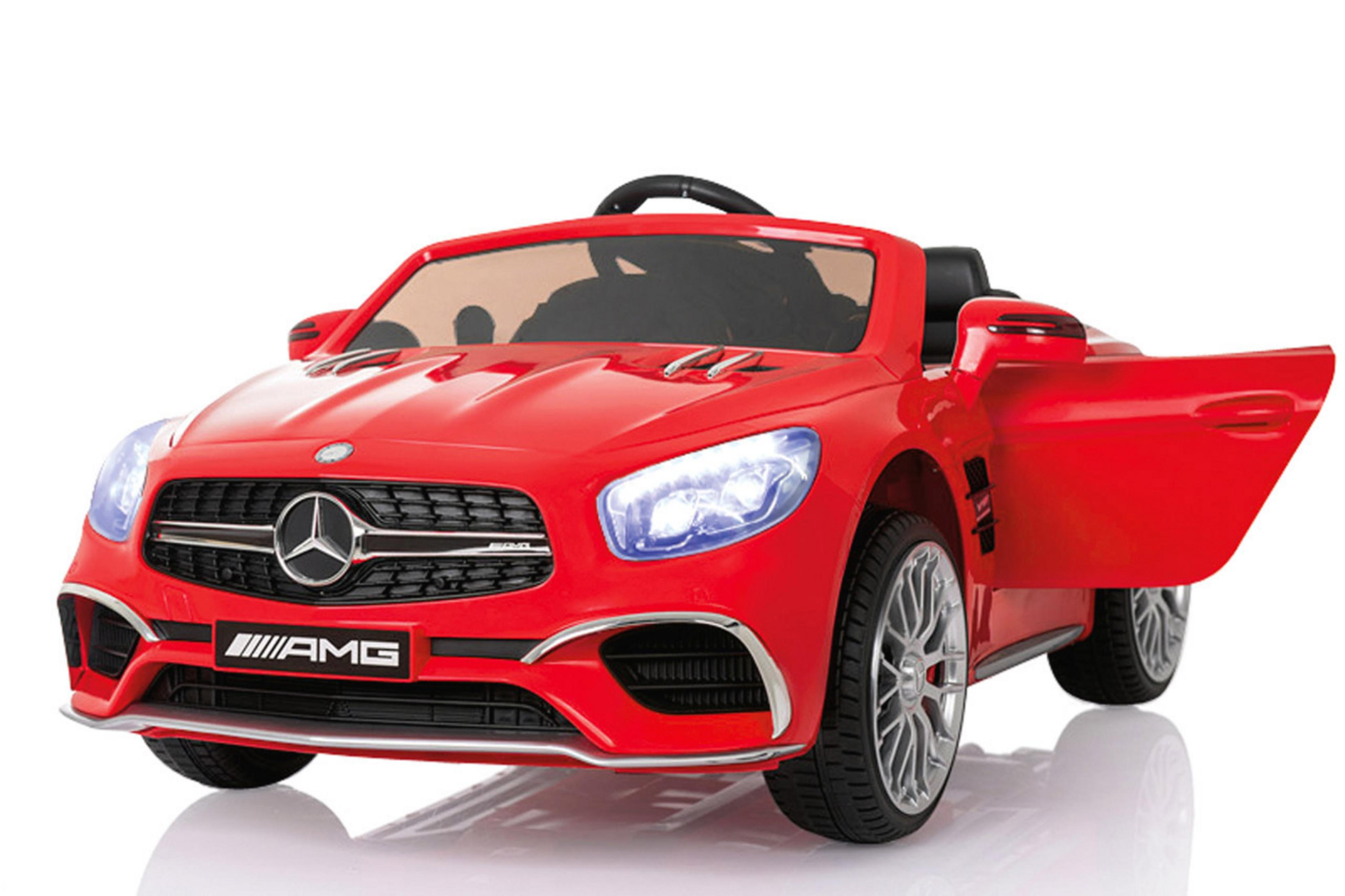 Rotes Spielzeugauto mit geöffneten Türen und Scheinwerfern auf weißem Grund.