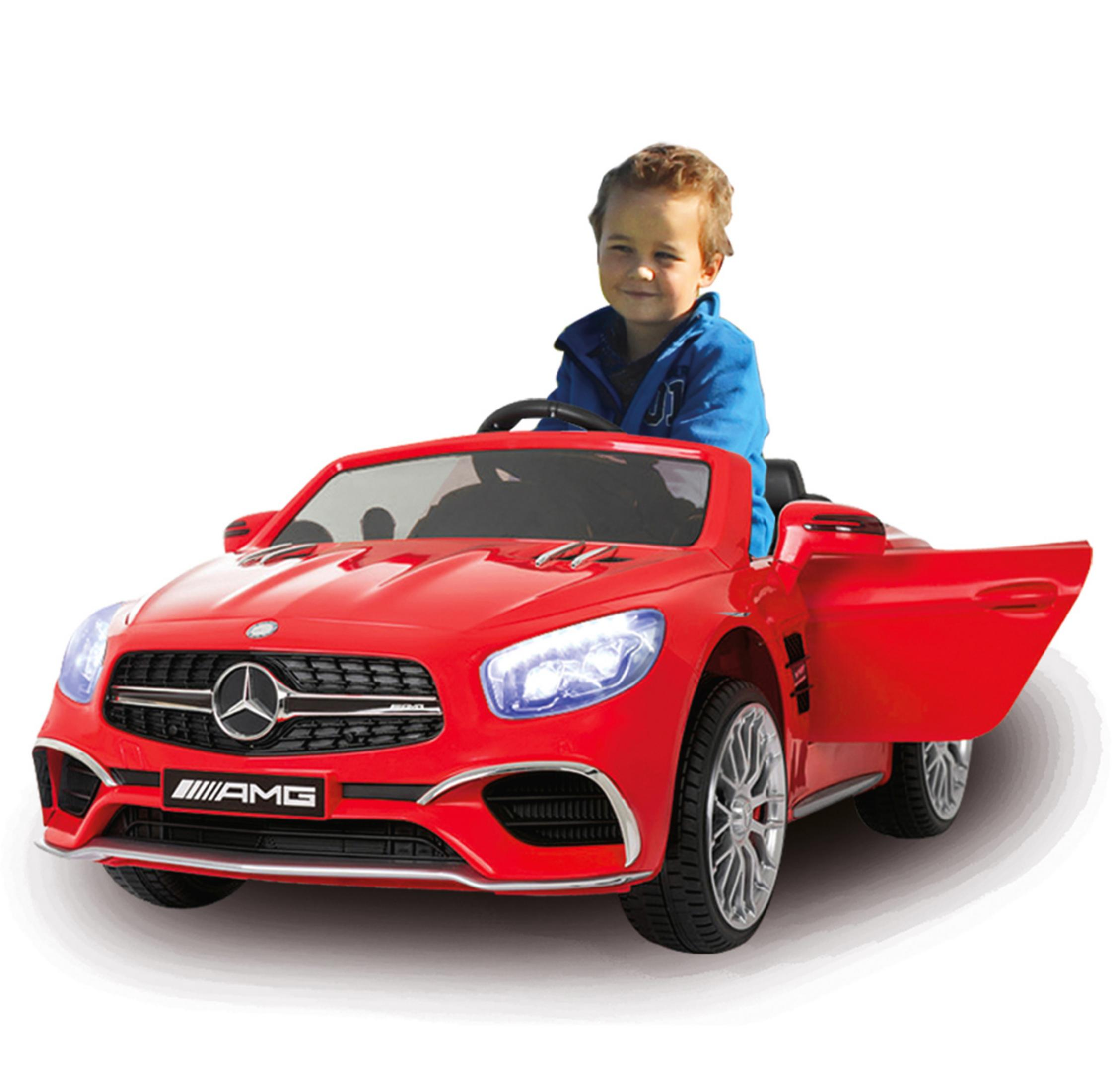 Ein Kind in einem roten Spielzeugauto mit offenen Türen.