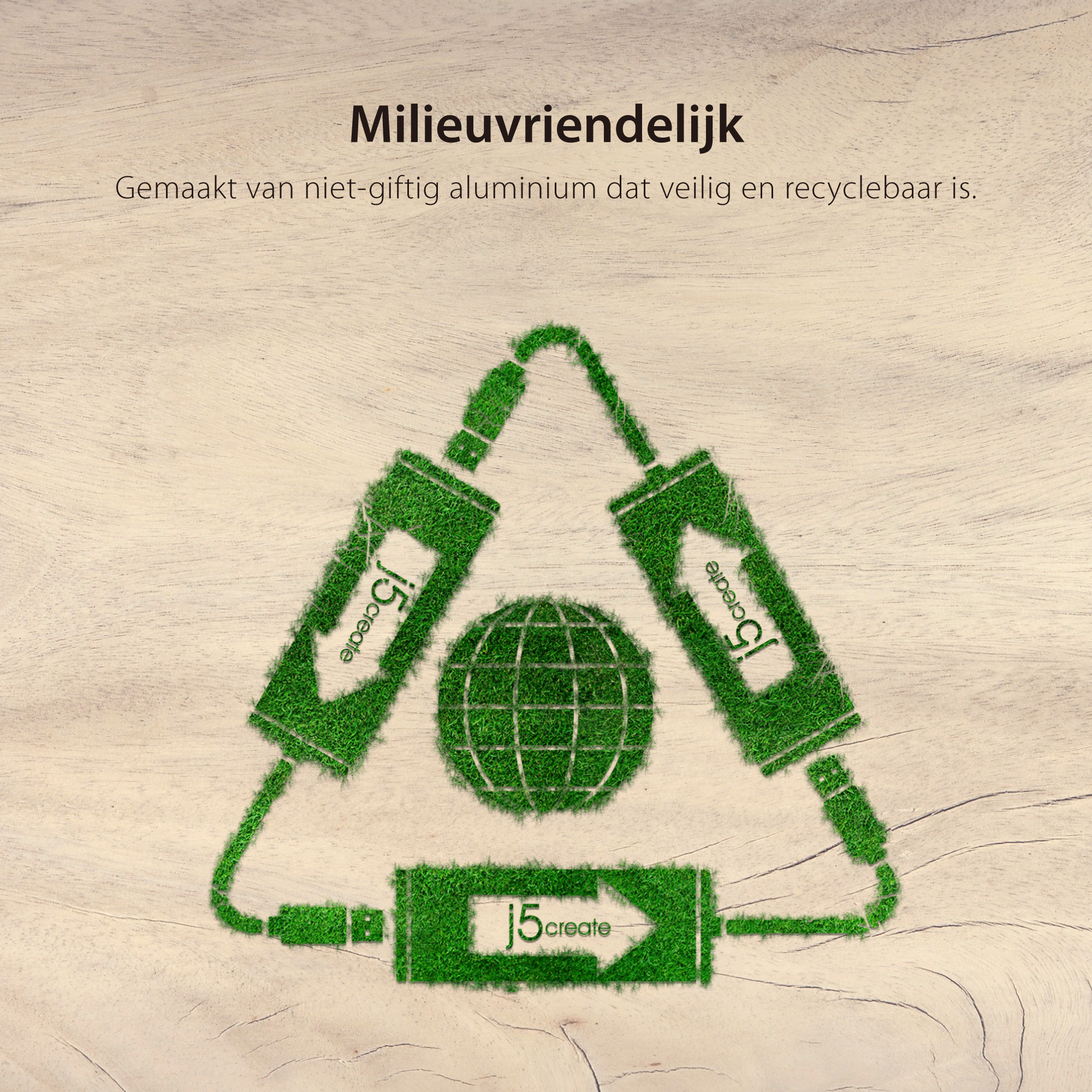 Grünes Recycling-Symbol aus Gras. Text: Umweltfreundlich, aus ungiftigem Aluminium.